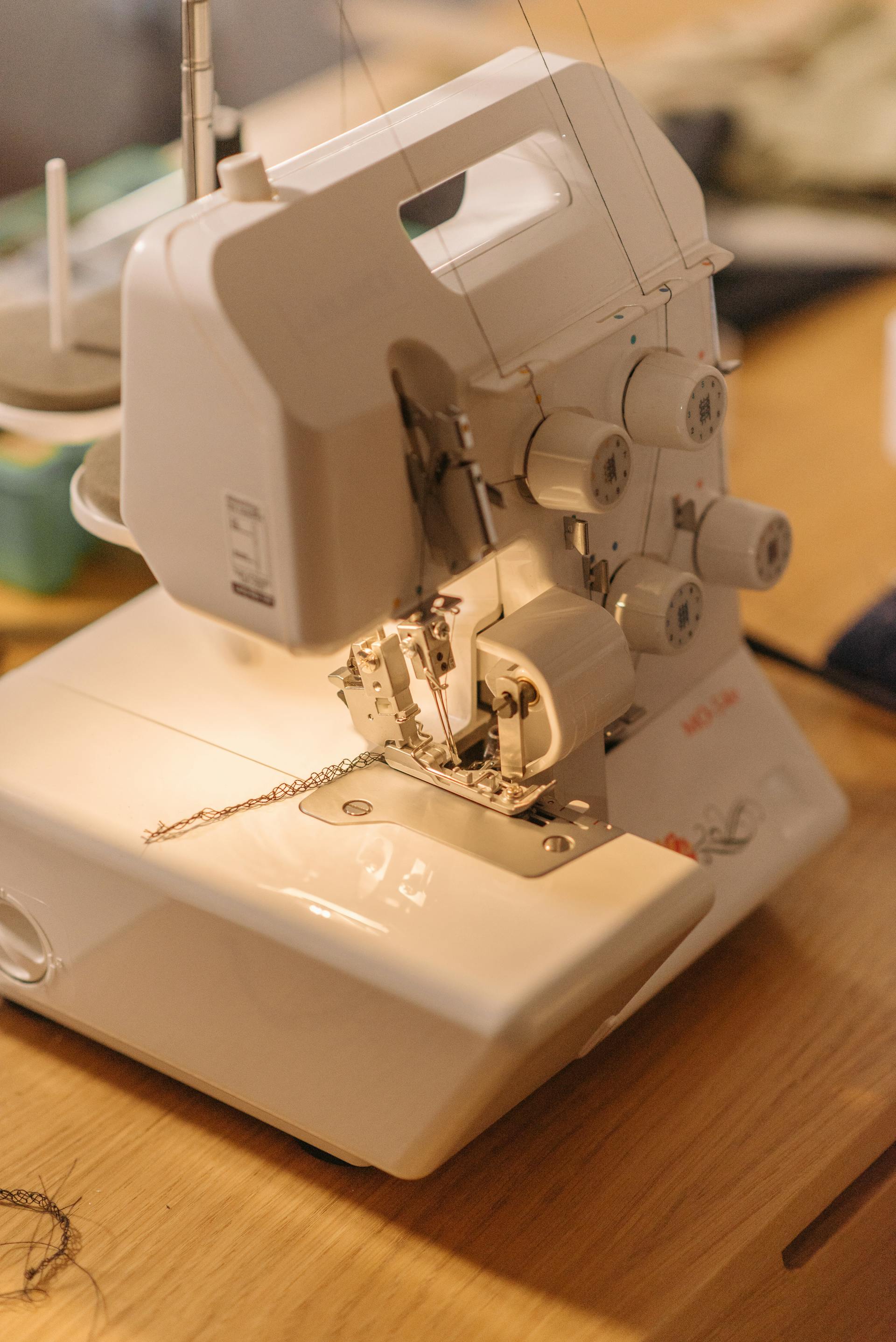 A closeup shot of a white sewing machine | Source: Pexels