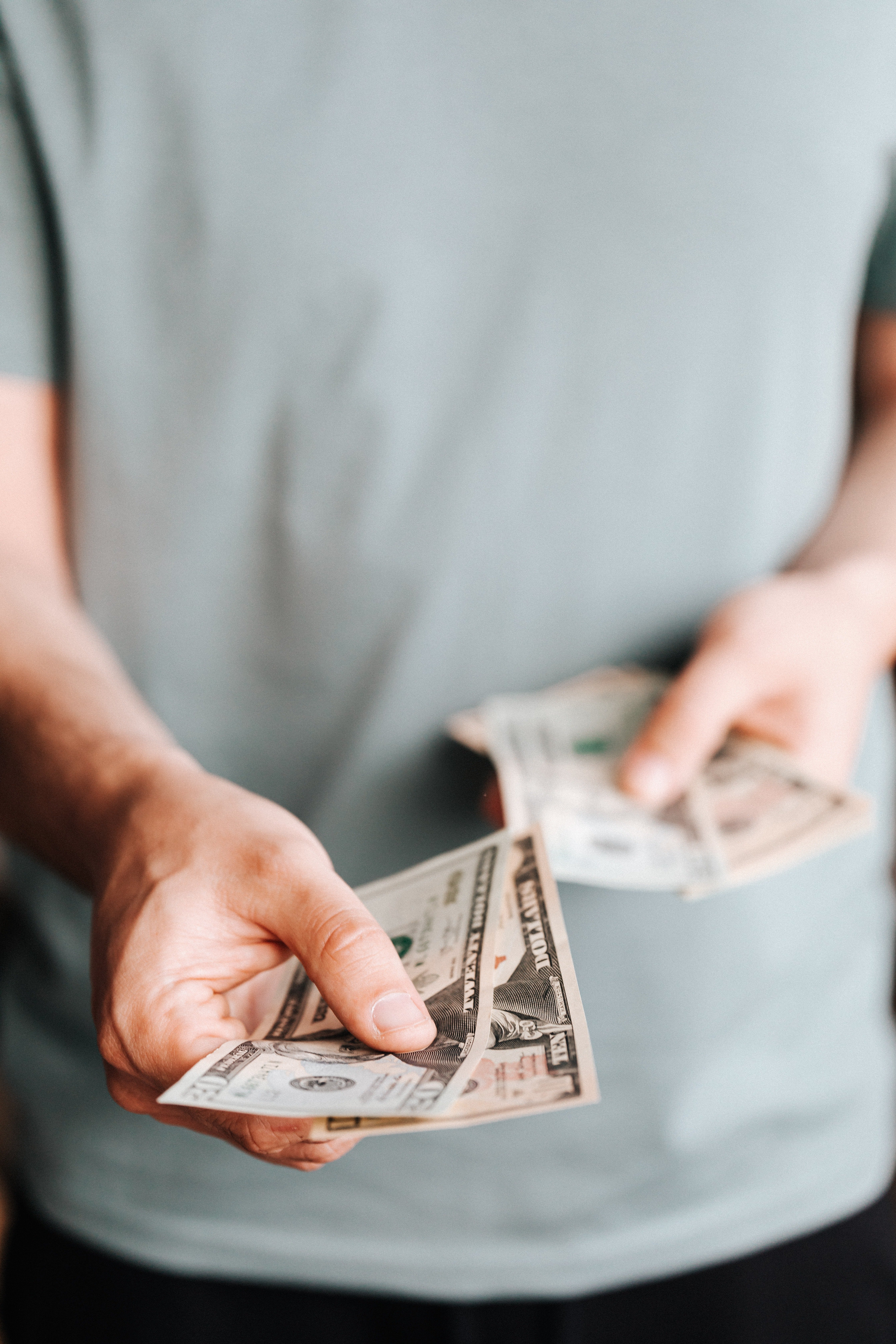 Un hombre con varios billetes en su mano. | Foto: Pexels