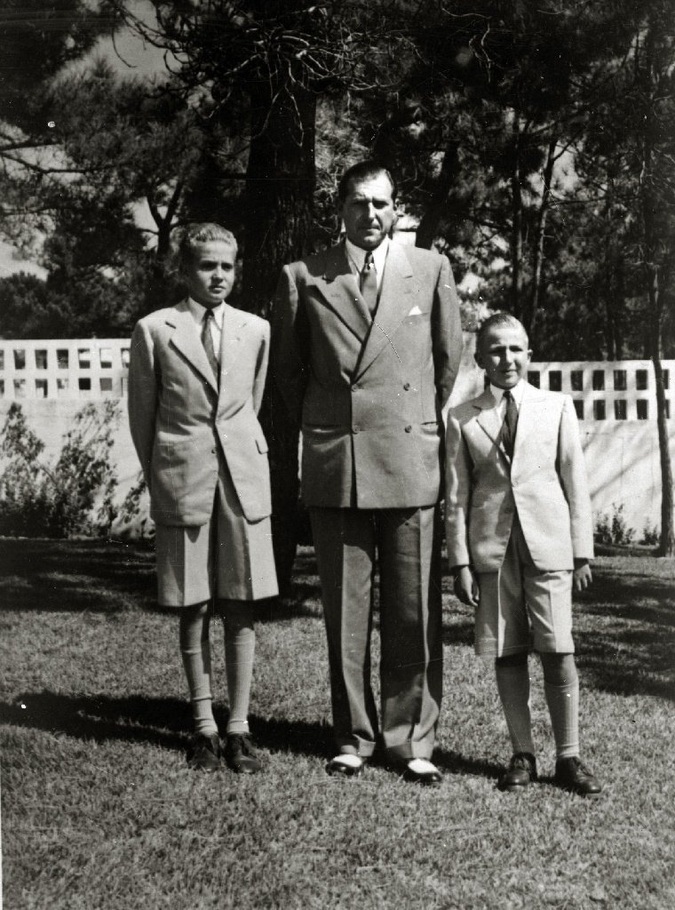 Juan Carlos de Borbón junto a su padre y su hermano Alfonso . | Foto: Wikimedia