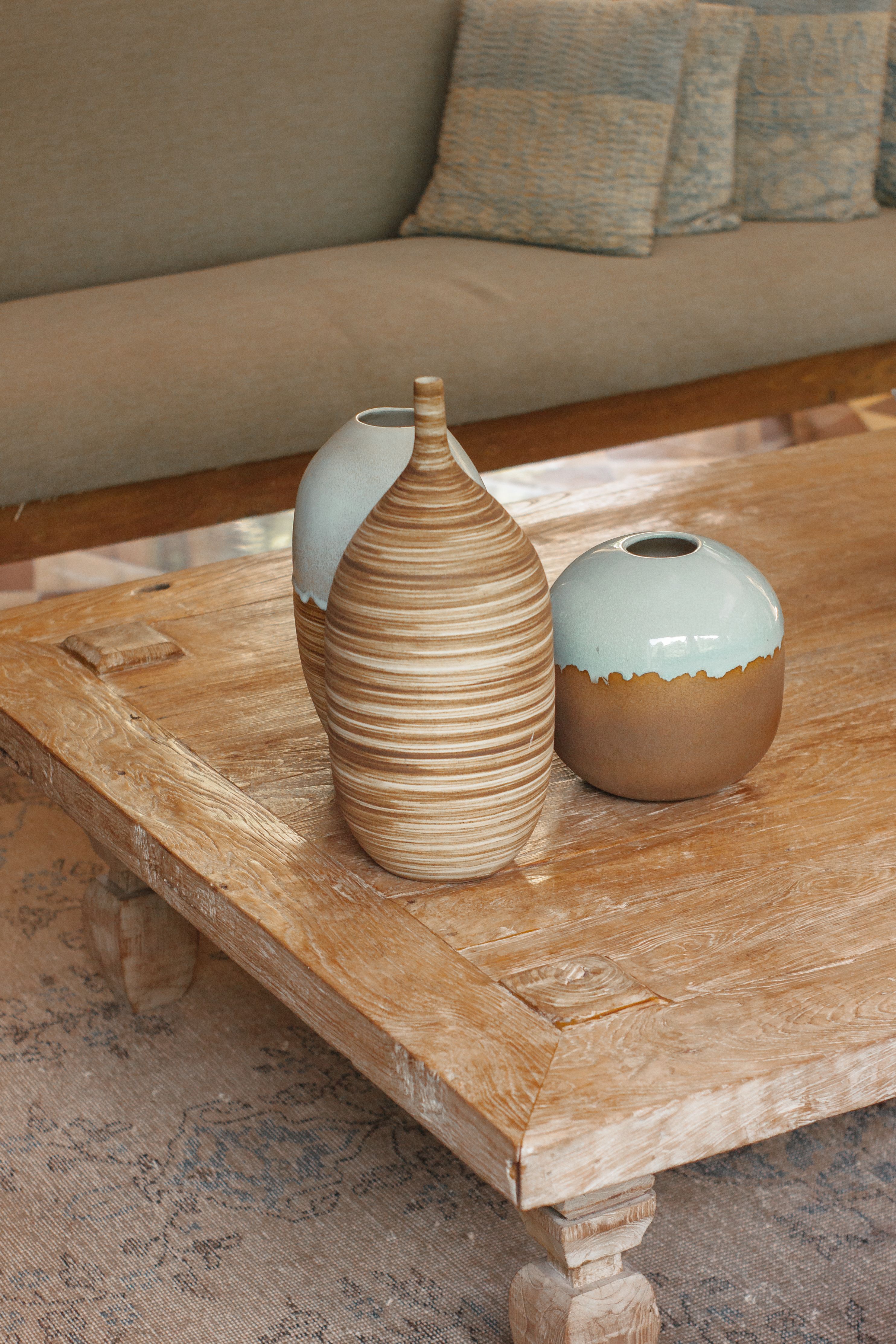Three vases on a coffee table | Source: Pexels
