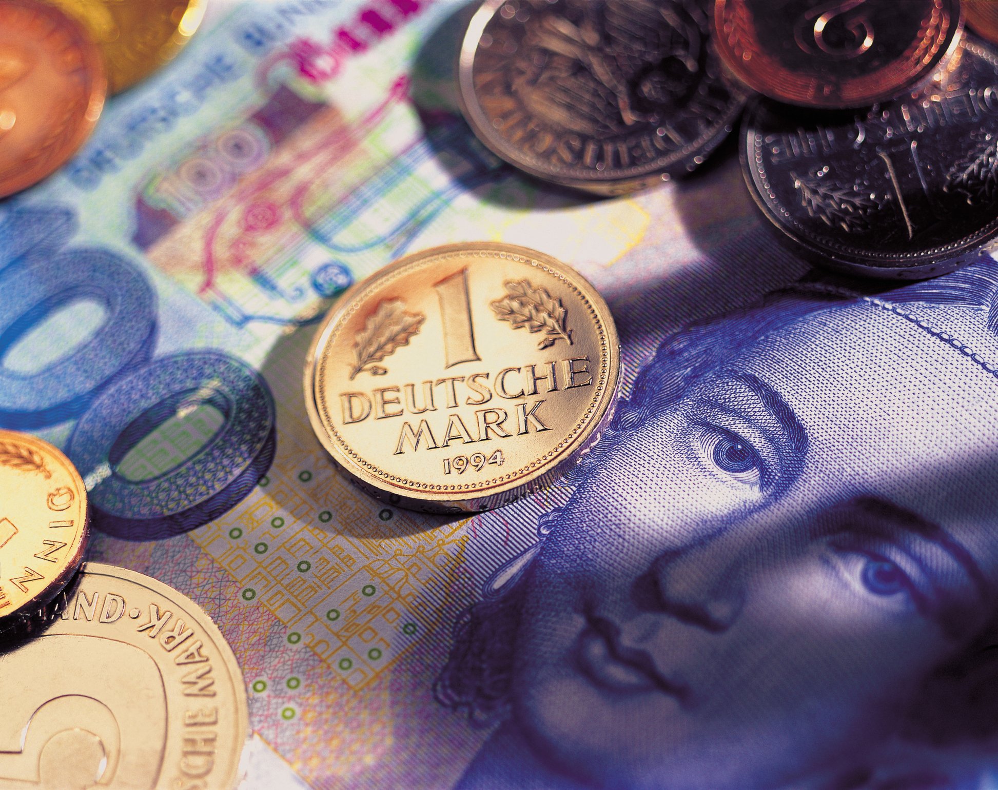 Deutschmark Münzen und Banknoten | Quelle: Getty Images