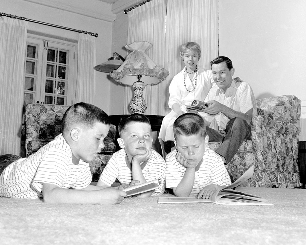 Johnny Carson, his wife Jody Wolcott, and his three sons Christopher, Rick, and Core circa 1958 in New York | Photo: Getty Images 