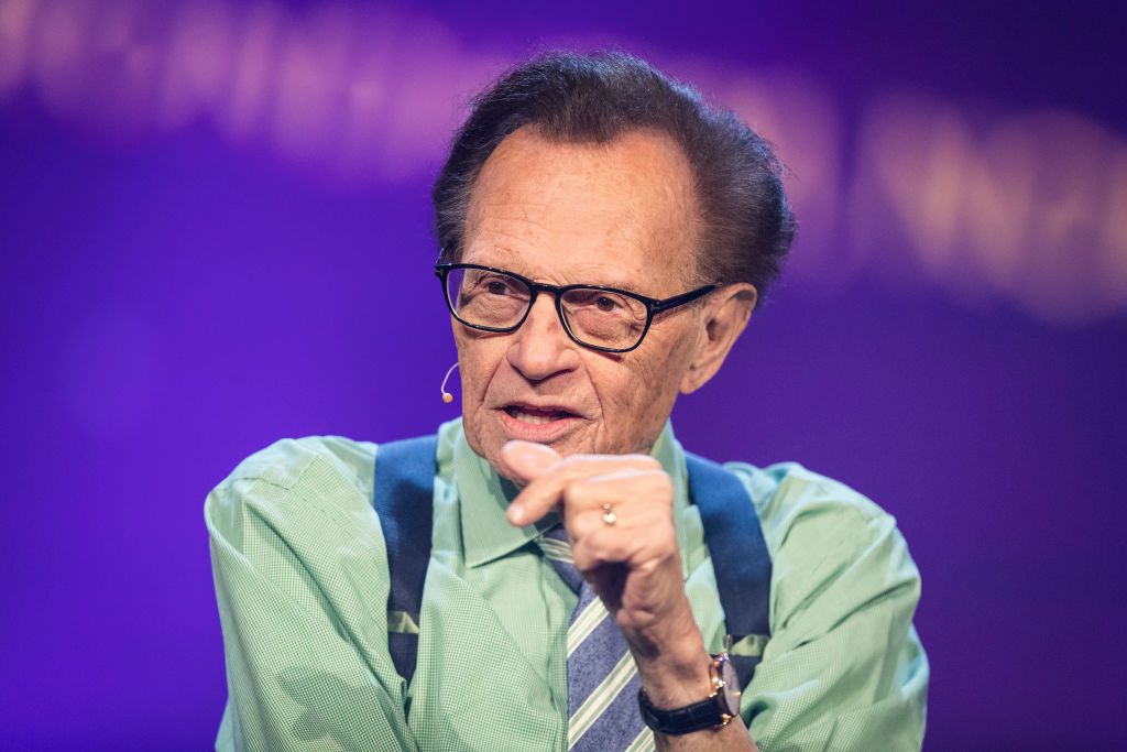 Late host Larry King participating in a discussion regarding fake news in the media during the Starmus Festival in Trondheim, Norway | Photo: Michael Campanella/Getty Images