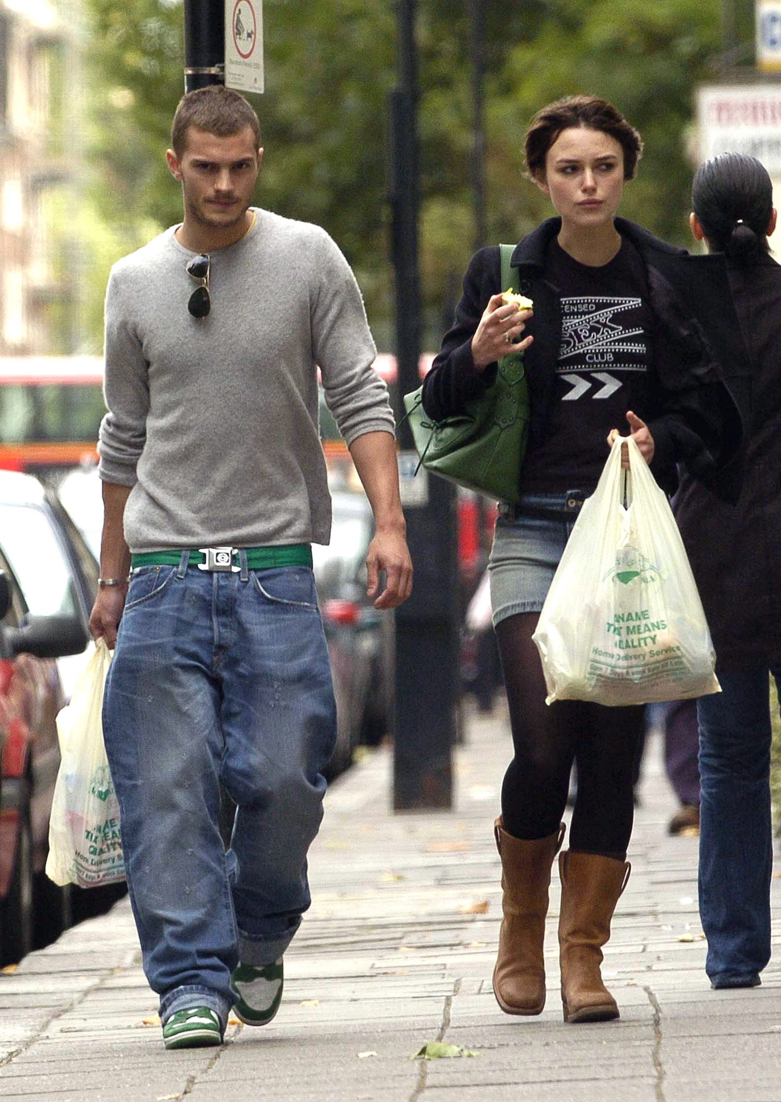 Keira Knightley ve Jamie Dornan 2004'te Kuzey Londra'da alışveriş yaparken görülüyor |  Kaynak: Getty Images