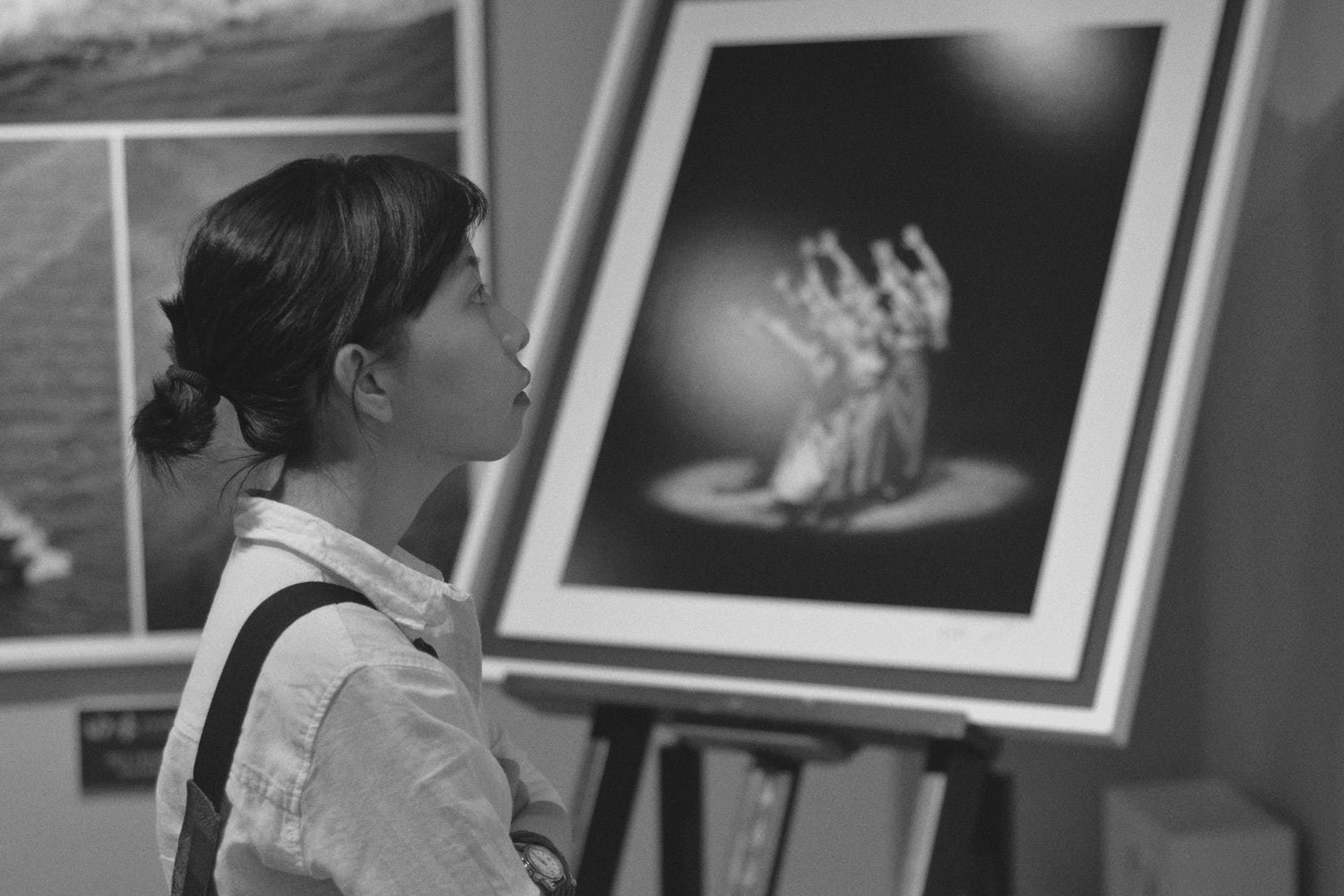 Mujer observando una pintura en un museo. | Foto: Pexels