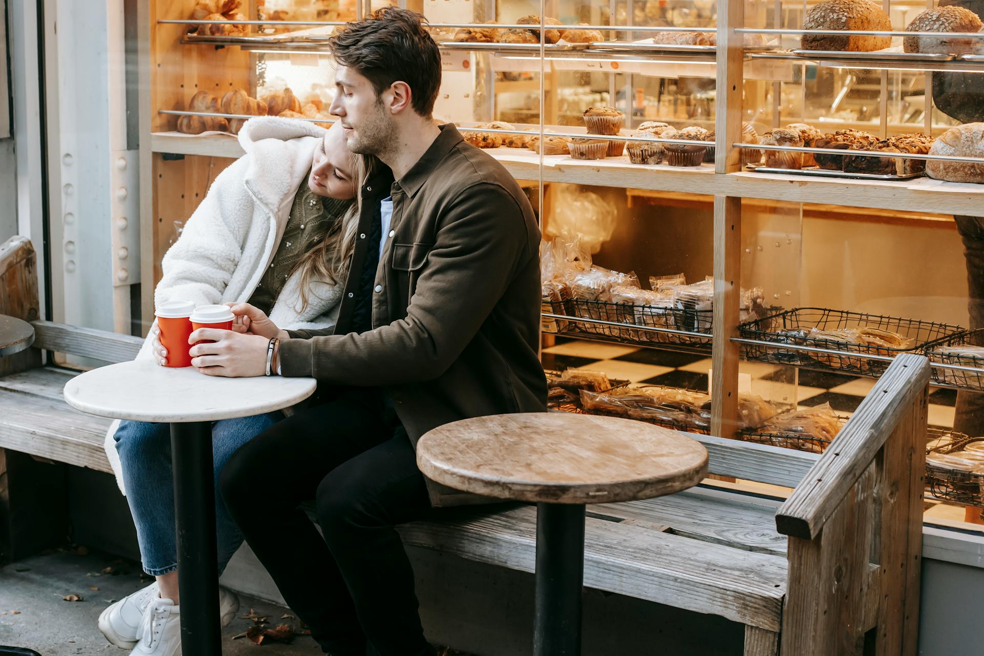 A couple at a coffee shop | Source: Pexels