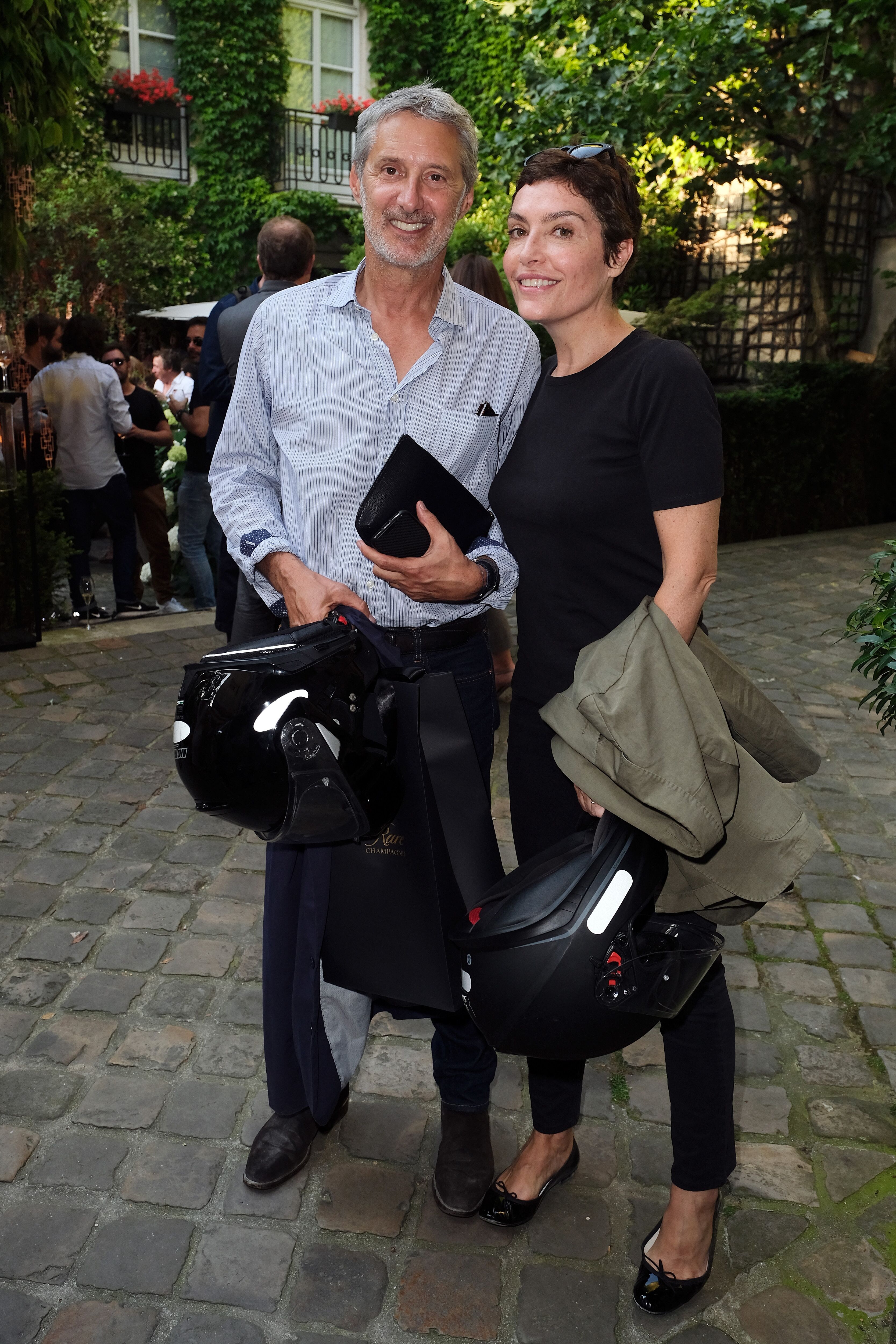 Antoine de Caunes et Daphné Roulier au Pavillon De La Reine Place Des Vosges le 25 juin 2019 à Paris, France. | Photo : Getty Images Antoine de Caunes et Daphné Roulier au Pavillon De La Reine Place Des Vosges le 25 juin 2019 à Paris, France. | Photo : Getty Images