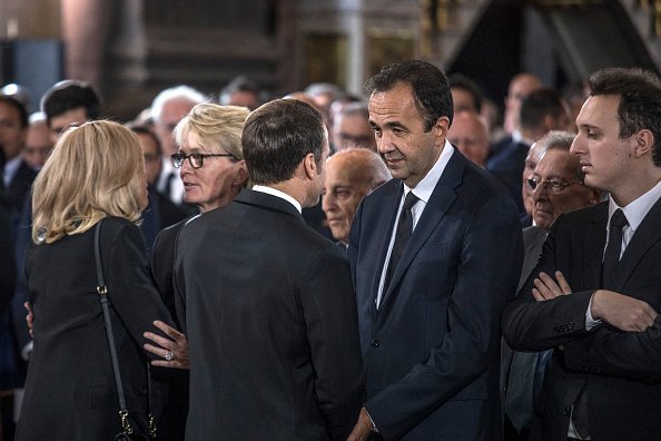 Le Président français Emmanuel Macron et son épouse Brigitte avec Claude Chirac, son mari Frédéric Salat-Baroux, Martin Salat-Baroux assistent aux funérailles du Président Jacques Chirac à l'église Saint-Sulpice, Paris. | Photo : Getty Images