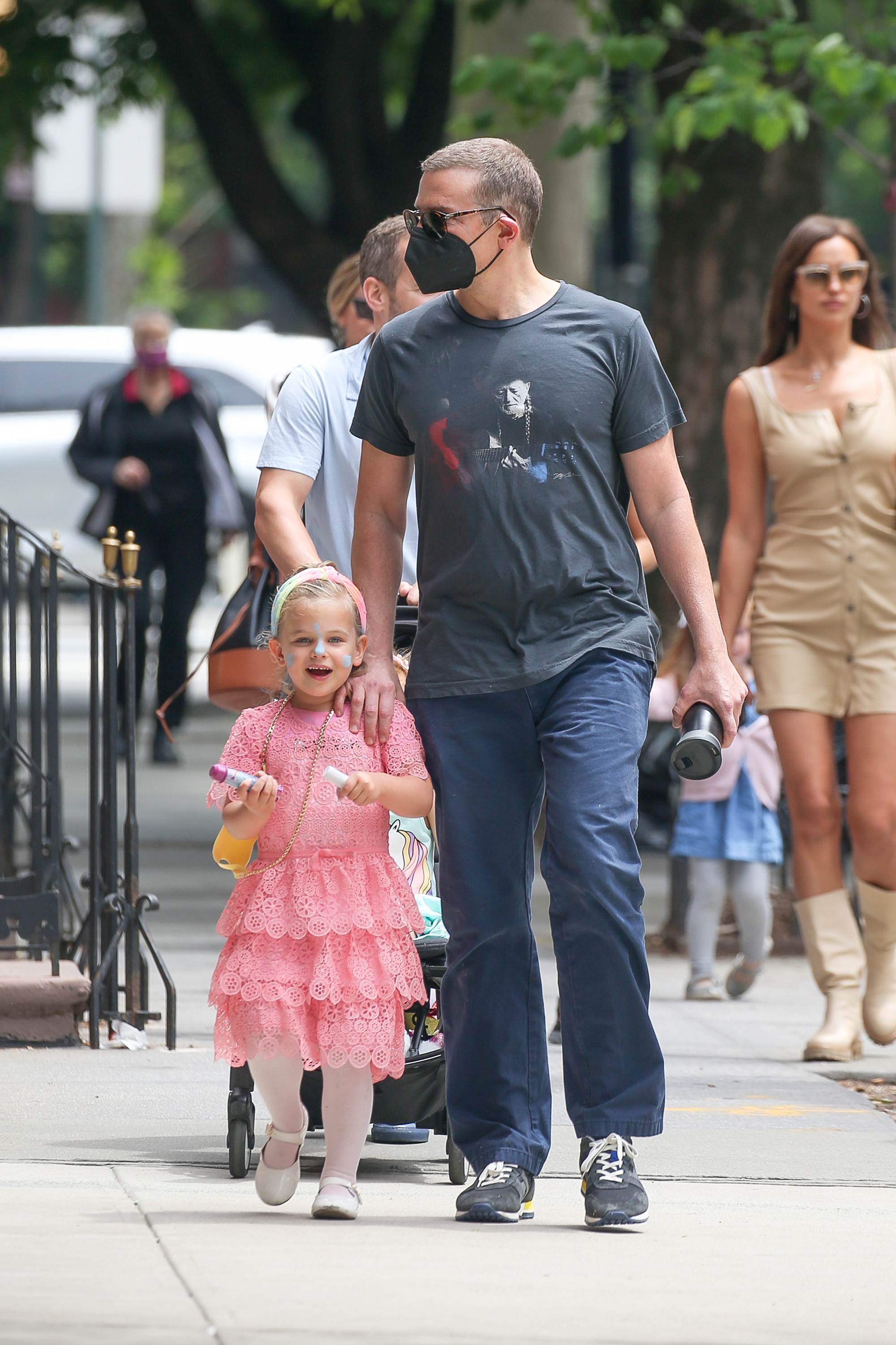 Bradley Cooper and his daughter Lea Cooper are seen out for a walk on June 2, 2021, in New York City, New York. | Source: Getty Images