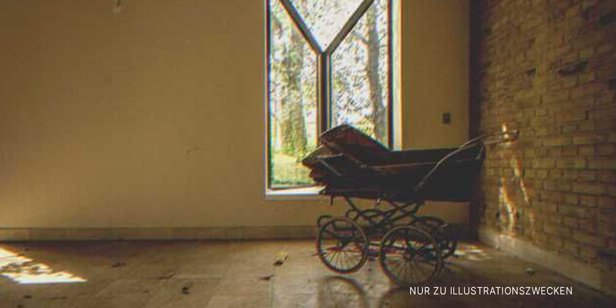 Kinderwagen in einem leerstehenden Haus | Quelle: Flickr/olavXO