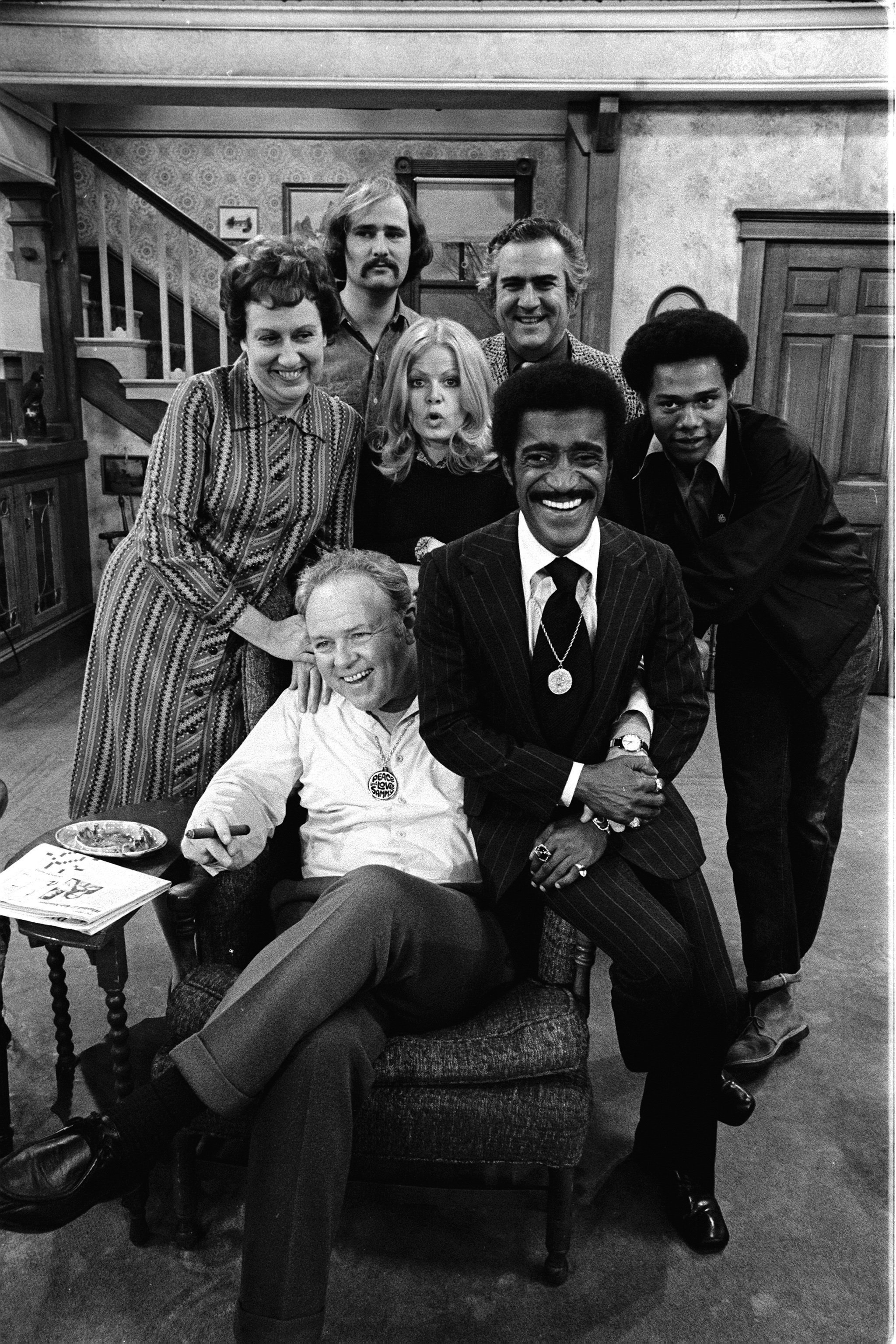 Sammy Davis Jr. (1925 - 1990) (front left) appears with actors Carroll O'Connor (1924 - 2001) (center), (standing left to right) Jean Stapleton, Rob Reiner, Sally Struthers, Billy Halop (1`920 - 1976), and Mike Evans on the set of the CBS series 'All in the Family' during an episode entitled 'Sammy's Visit,' January 25, 1972 (the epsiode first aired on February 19th) | Source: Getty Images 