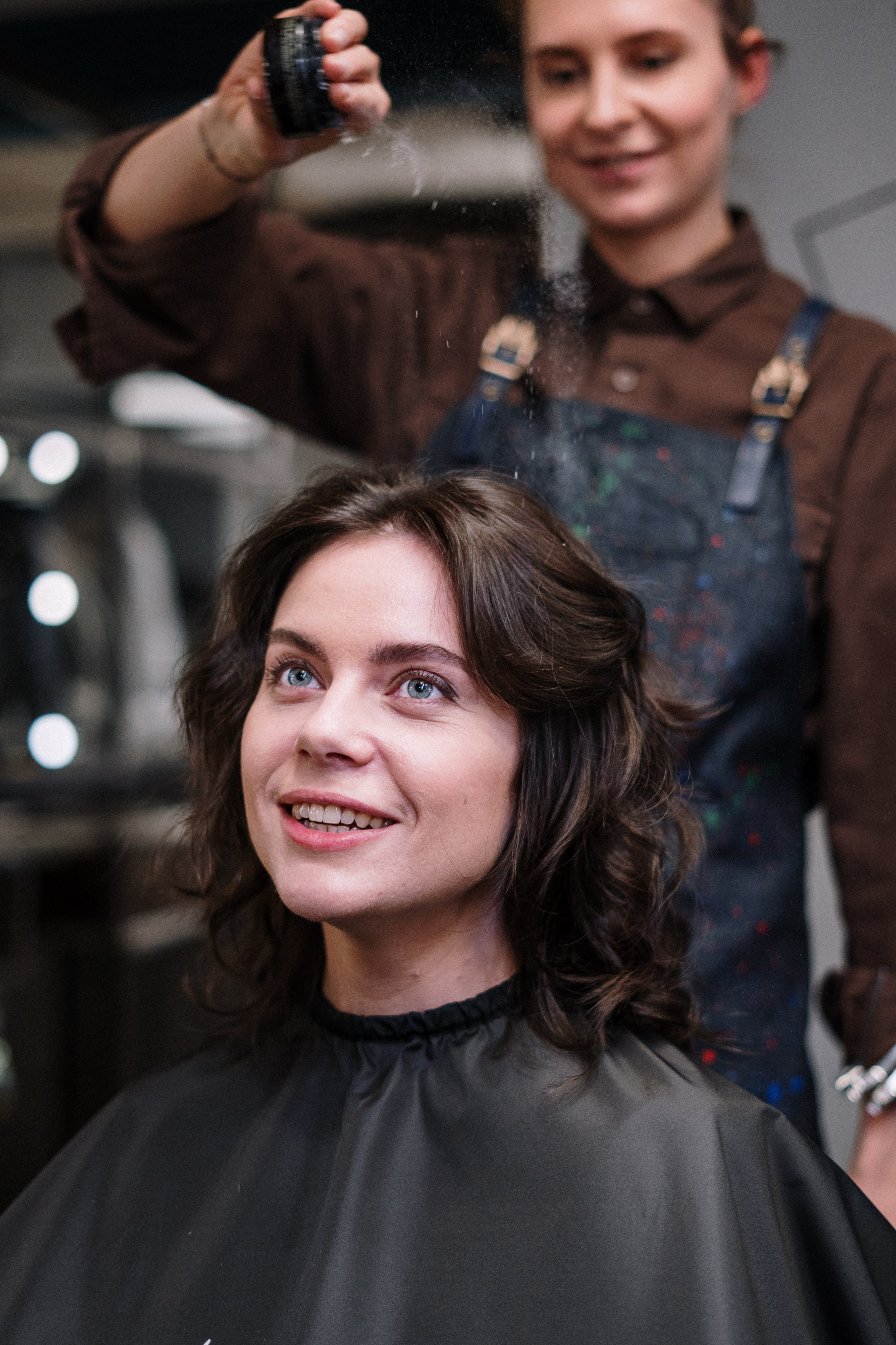 Une femme dans une coiffure. | Photo : Pexels