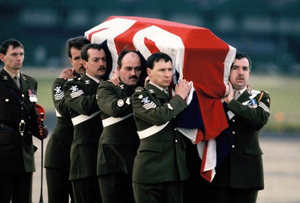 The draped coffin of Major Hugh Lindsay, carried by soldiers at RAF Northolt on March 12, 1988 in London, England. | Photo: Getty Images