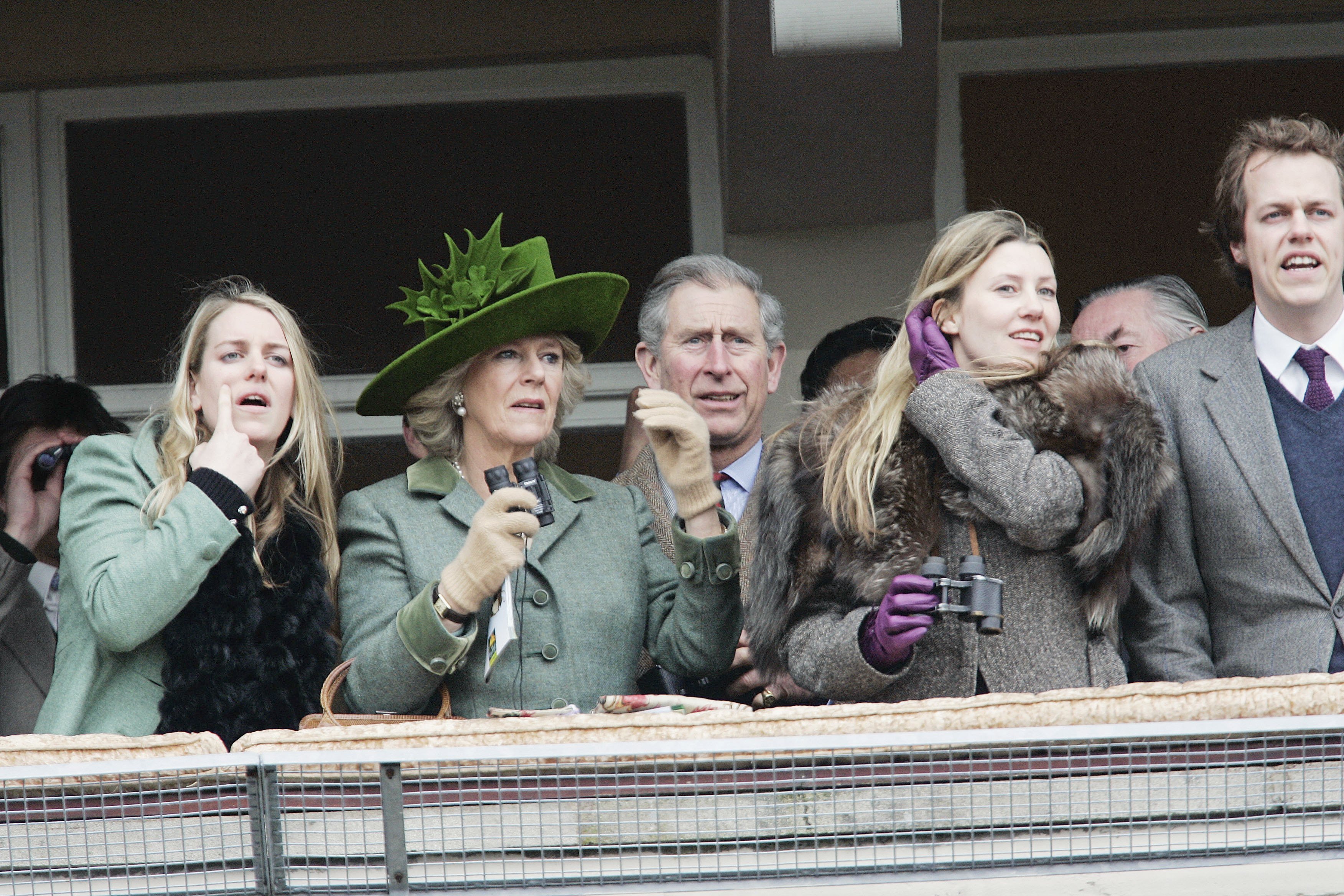 Camilla, Herzogin von Cornwall, und Prinz Charles, Prinz von Wales, sehen sich das Gold Cup-Rennen am vierten Tag der Cheltenham Races mit Tom Parker-Bowles und seiner Frau Sara Parker-Bowles und Laura Parker-Bowles am 17. März 2006 an Cheltenham, England. | Quelle: Getty Images