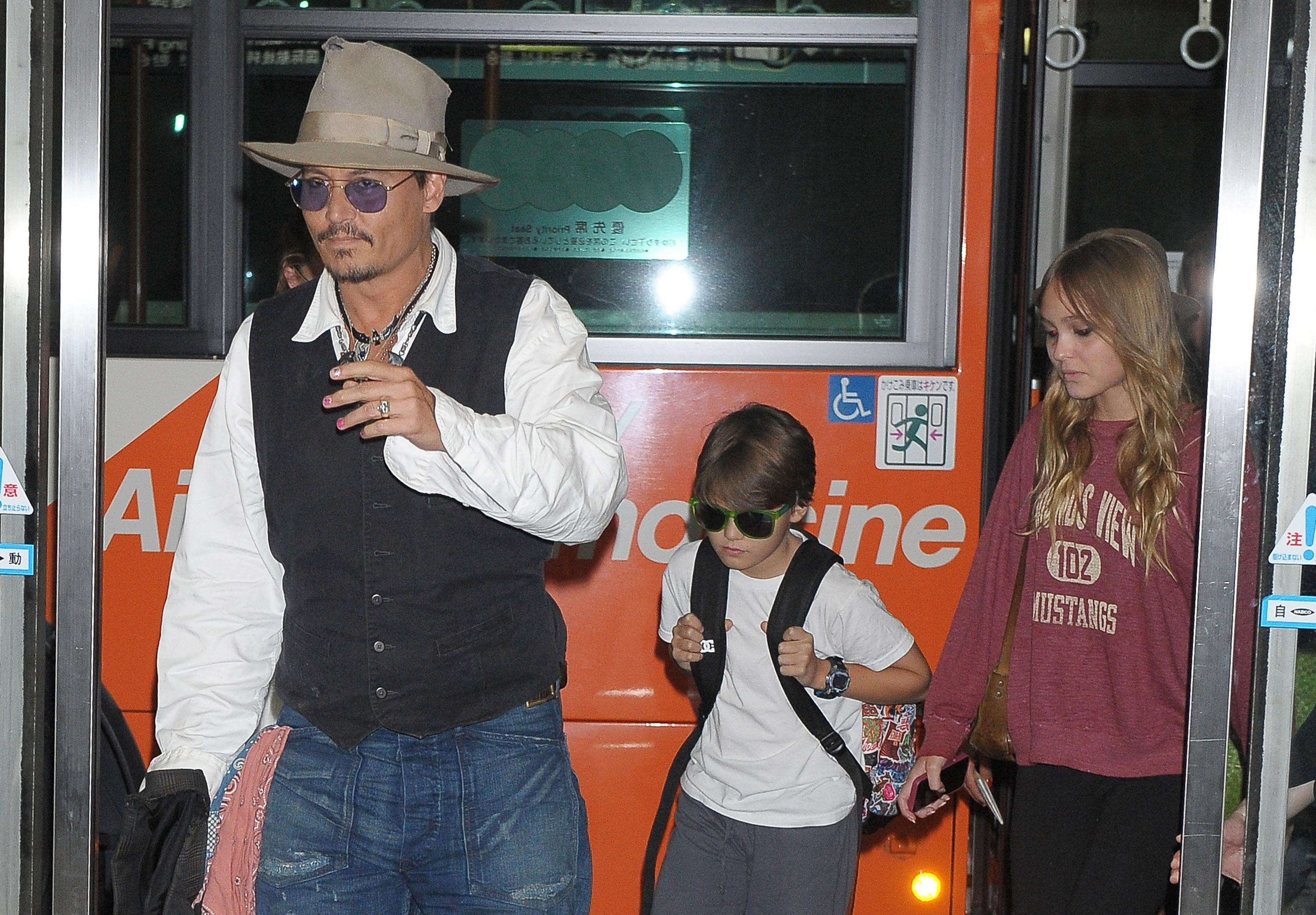 Johnny, Jack, and Lily-Rose Depp arriving in Narita, Japan, 2013 | Source: Getty Images