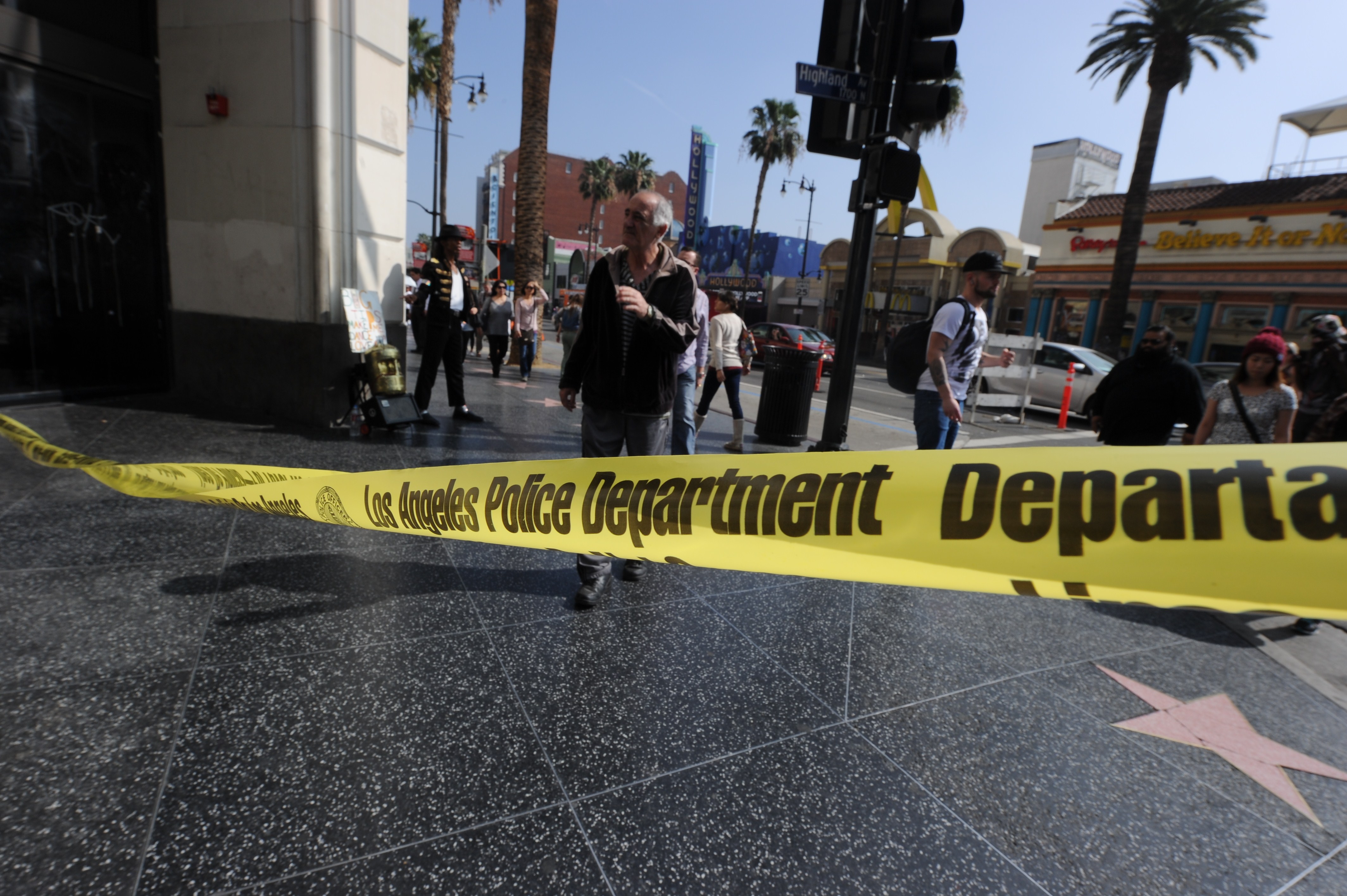 Police secure Highland Avenue in response to a bomb scare during preparations for the 87th annual Academy Awards, on February 18, 2015 in Hollywood California | Source: Getty Images