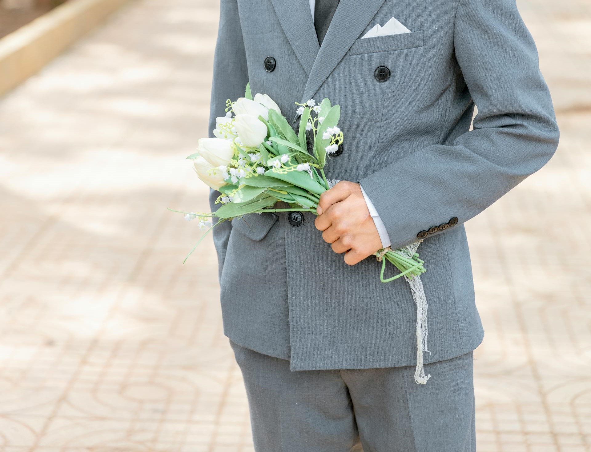 A man holding a bouquet of white tulips | Source: Pexels