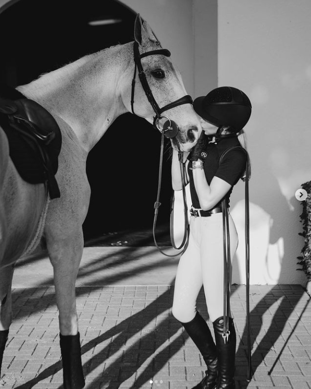 Hannah Selleck tending to a horse posted on November 3, 2023 | Source: Instagram/hannahselleck
