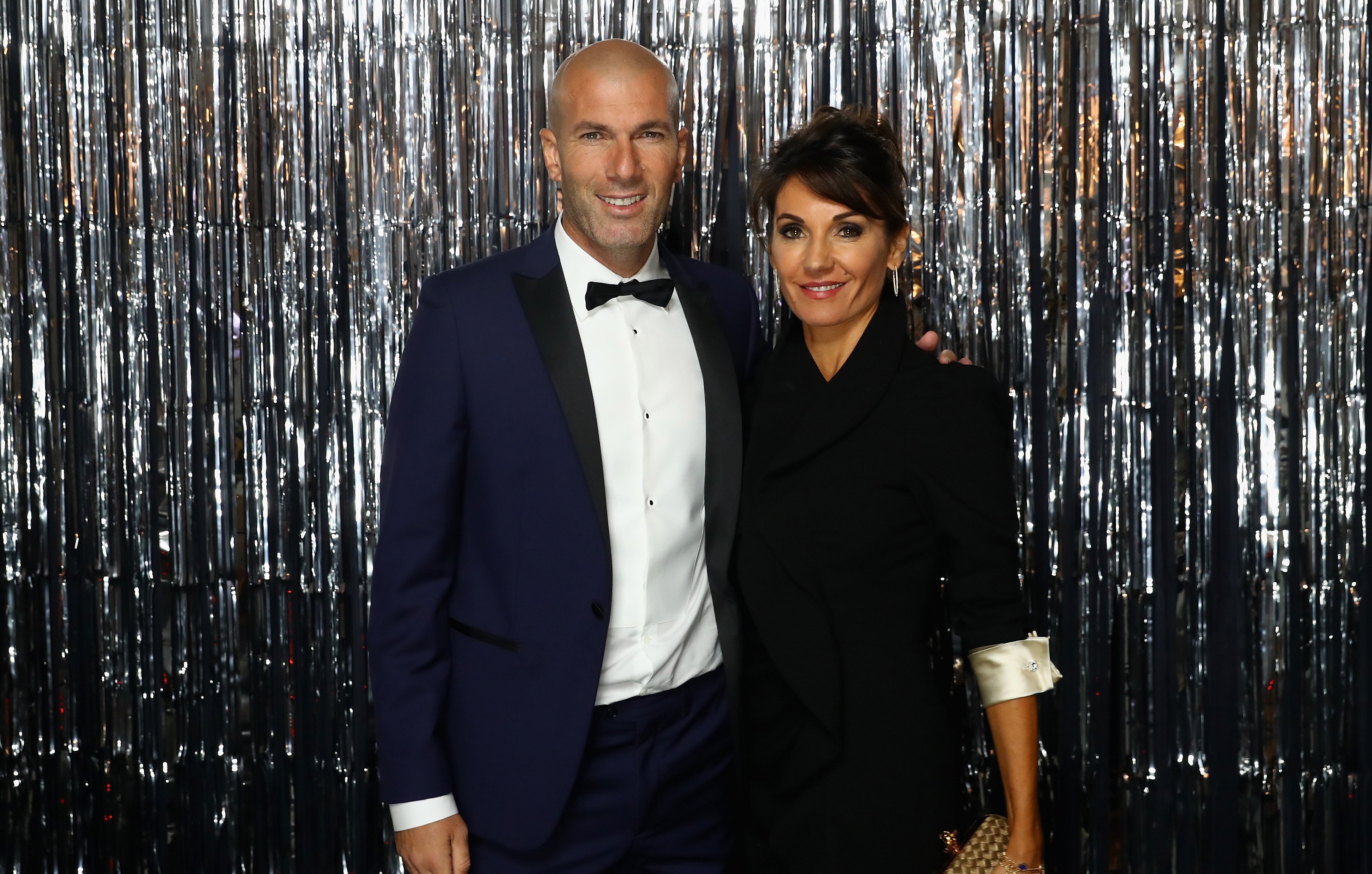 Zinedine Zidane y Veronique Zidane son fotografiados dentro del fotomatón antes de los Mejores Premios de Fútbol FIFA en el London Palladium el 23 de octubre de 2017. | Foto: Getty Images Zinedine Zidane y Veronique Zidane son fotografiados dentro del fotomatón antes de los Mejores Premios de Fútbol FIFA en el London Palladium el 23 de octubre de 2017. | Foto: Getty Images