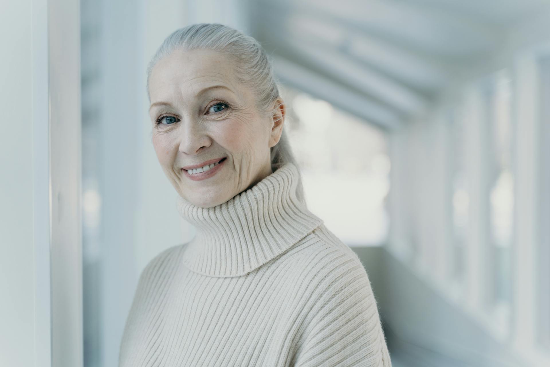 A smiling older woman | Source: Pexels