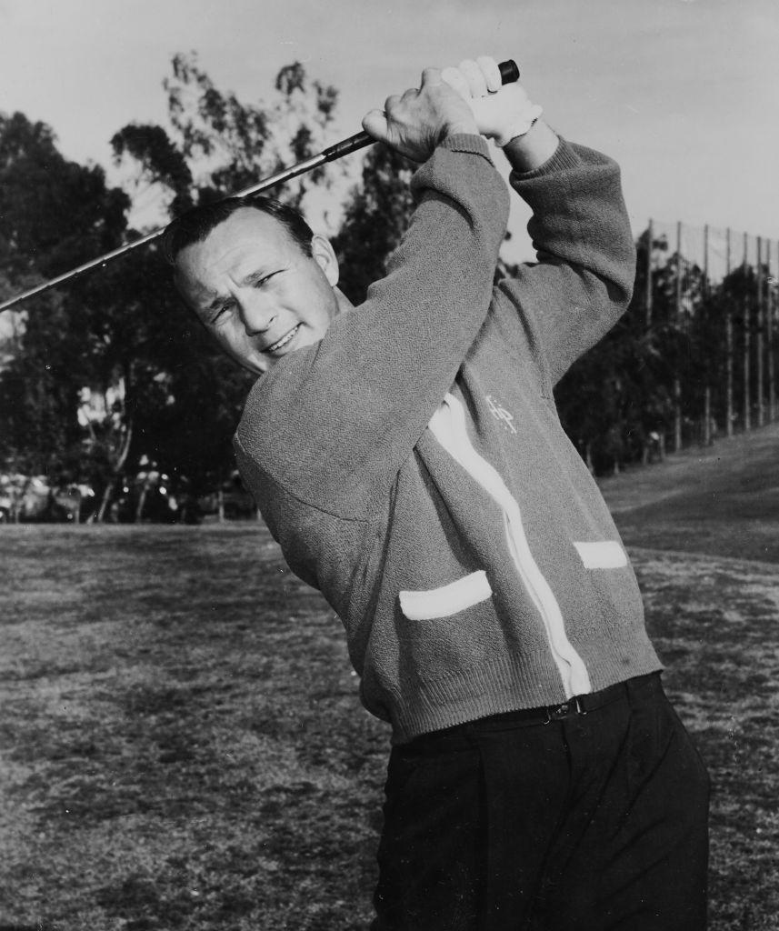 Arnold Palmer prenant la pose pour une photo. l Source : Getty Images