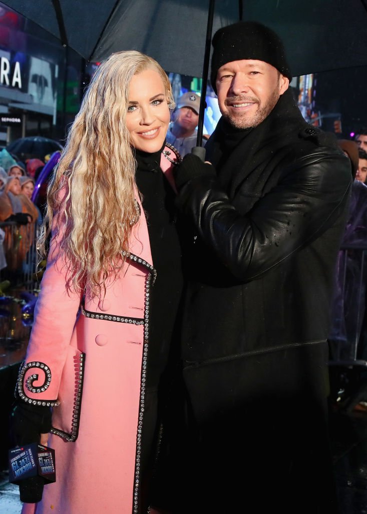 Jenny McCarthy and Donnie Wahlberg pose during Dick Clark's New Year's Rockin' Eve With Ryan Seacrest 2019. | Photo: Getty Images