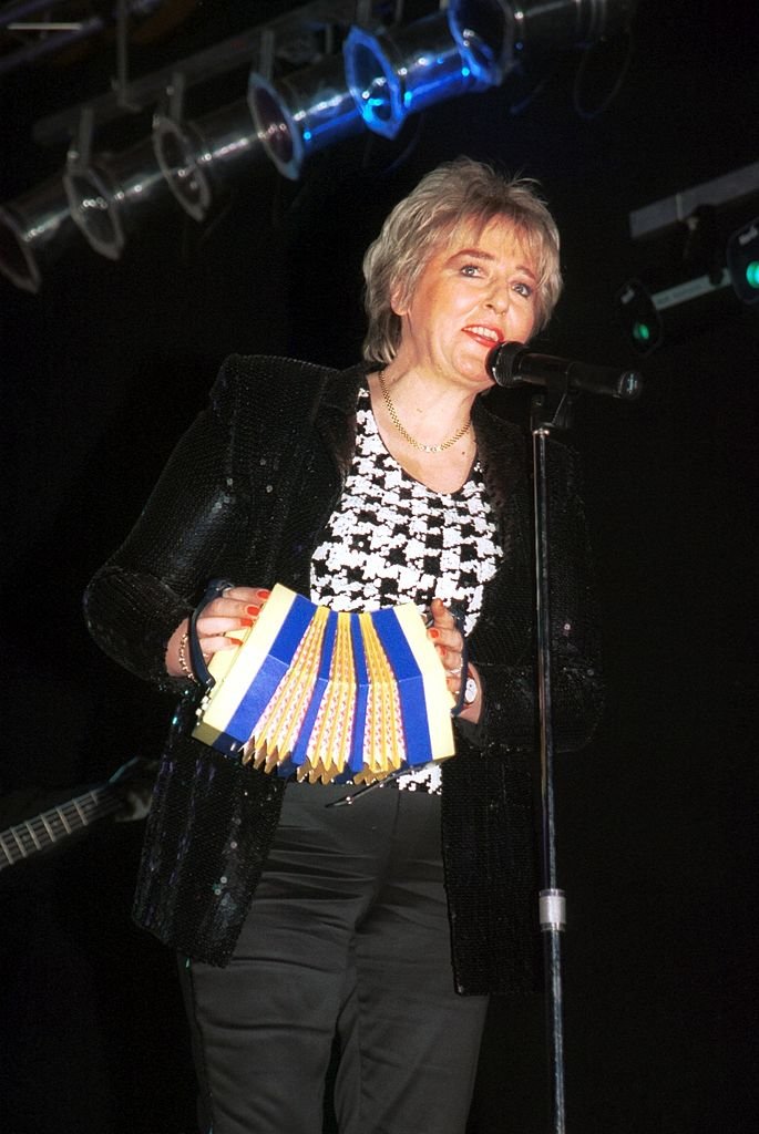 Hanne Haller, Live Konzert, Mehrzweckhalle, Hambergen bei Bremen, 02.02.2003, Musikinstrument, Mikrofon, Auftritt Bühne | Quelle: Getty Images