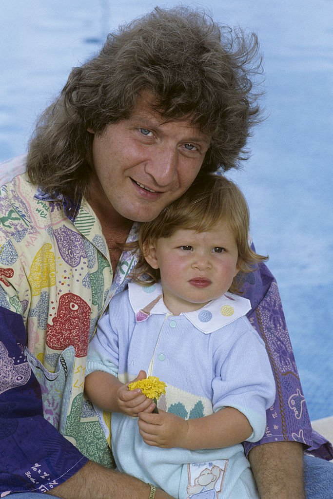 Portrait de Patrick Sébastien chez lui dans ses bras sa petite fille Marie-Andréa Sébastien | Photo : Getty Images