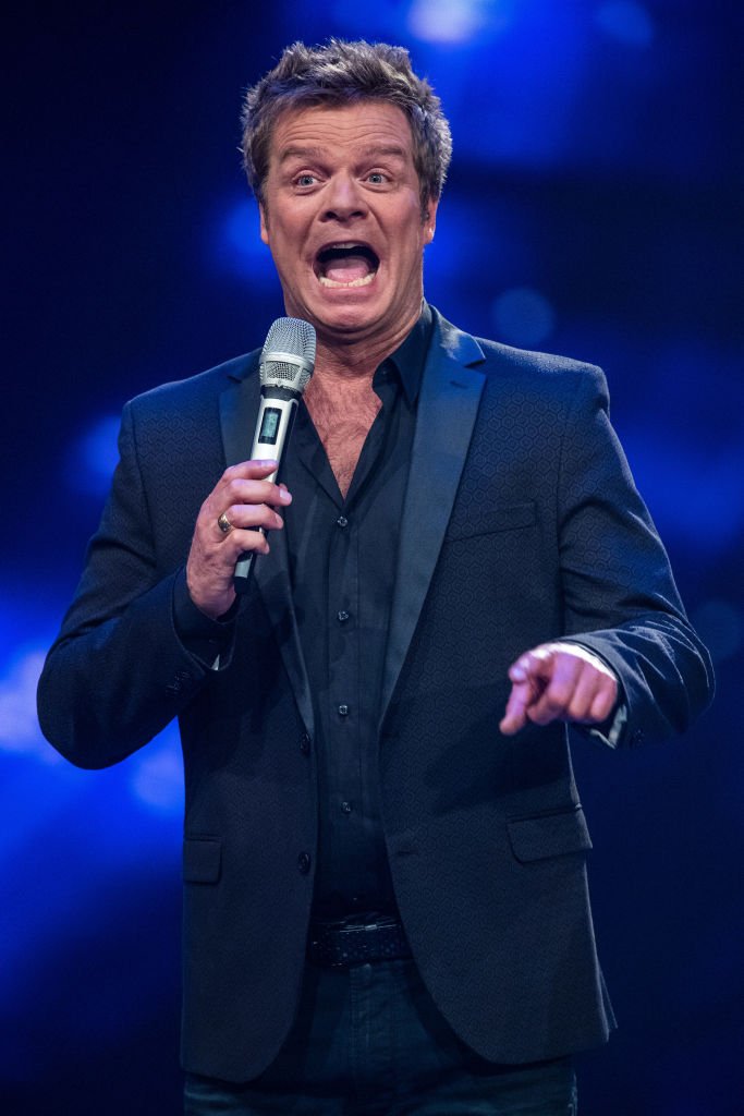 Moderator Oliver Geissen tritt während der zweiten Eventshow von 'Deutschland sucht den Superstar' (DSDS) am 15. April 2017 in Köln auf | Quelle: Getty Images