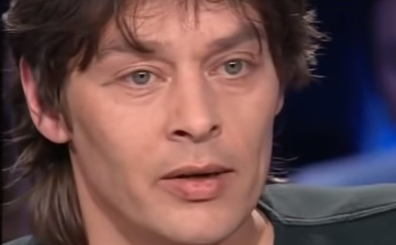 Ari Boulogne lors de son passage dans "Tout le monde en parle" en 2001. l Source : YouTube/Jessica Ecker Ari Boulogne lors de son passage dans "Tout le monde en parle" en 2001. l Source : YouTube/Jessica Ecker