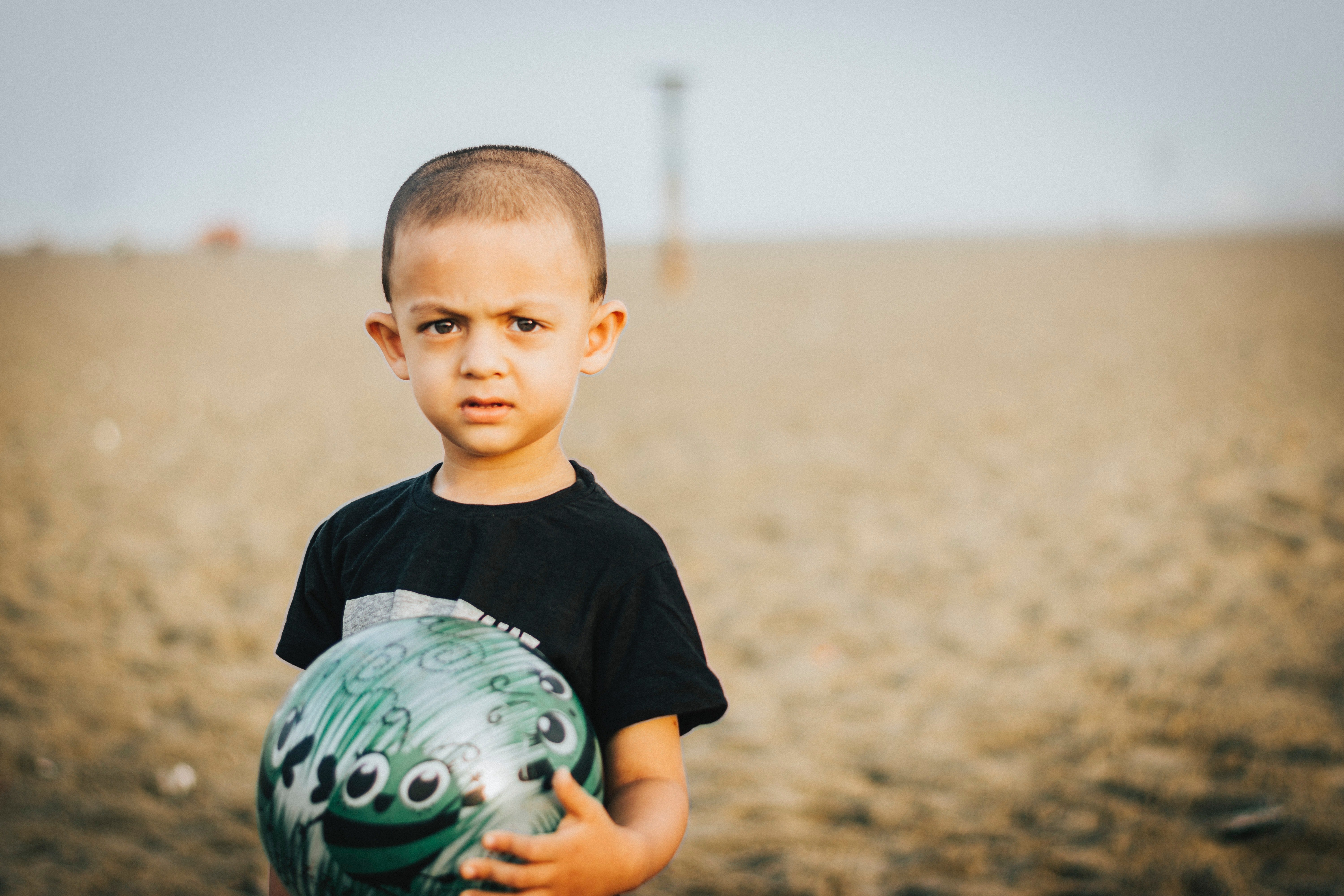 A little boy with a ball in his hand. | Source: Pexels