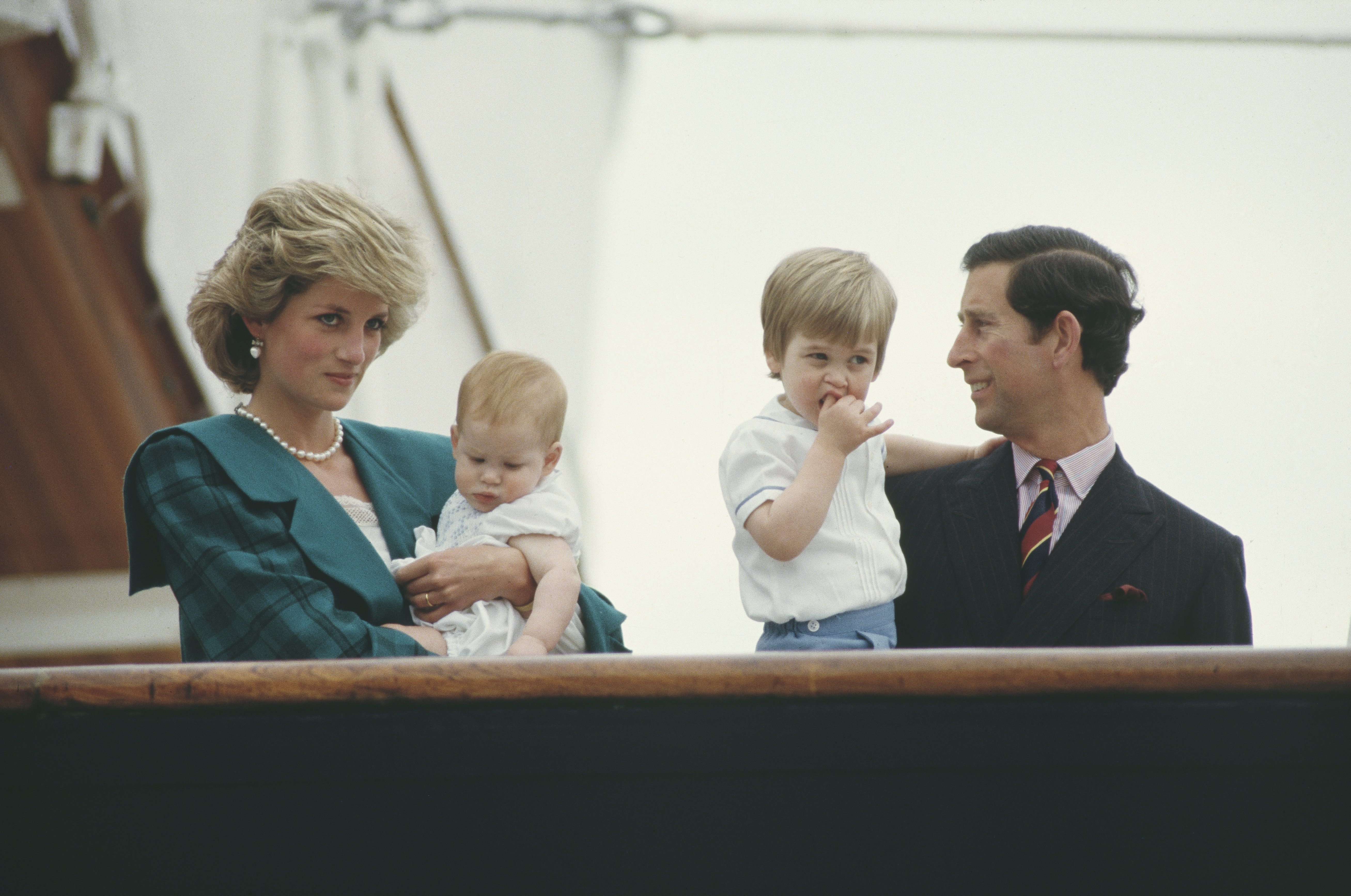 Prinz Charles und Diana, Prinzessin von Wales, auf der königlichen Yacht "Britannia" mit ihren Söhnen William und Harry bei einem Besuch in Venedig, Italien, April 1985 | Quelle: Getty Images