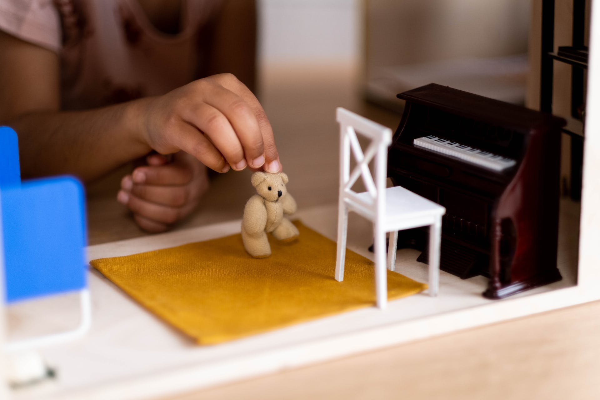 Child playing with dollhouse | Source: Pexels