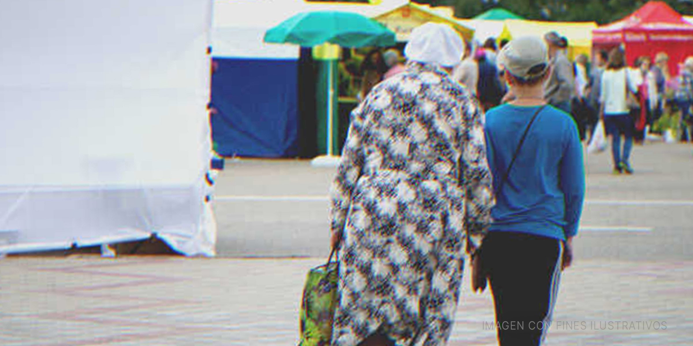 Mujer mayor caminando con su nieto. | Foto: Shutterstock