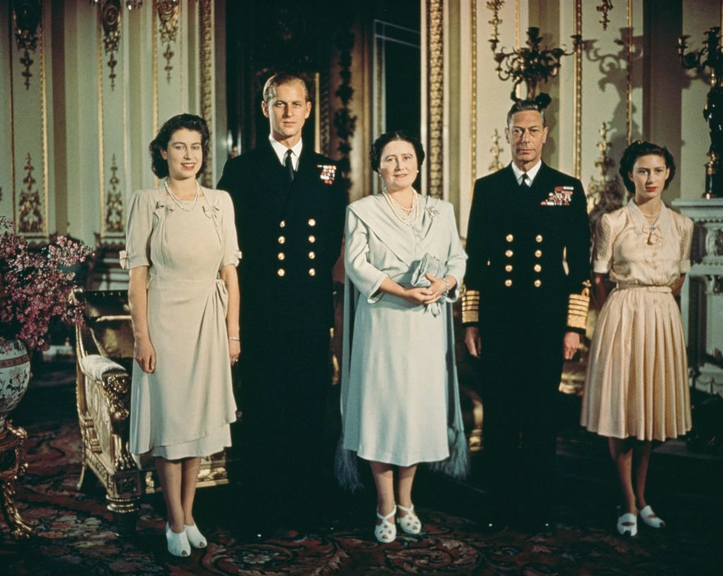 A portrait of the British royal family in the state apartments at Buckingham Palace to mark the engagement of Princess Elizabeth (later Queen Elizabeth II) and Philip Mountbatten (later Duke of Edinburgh), July 1947| Photo: Getty Images