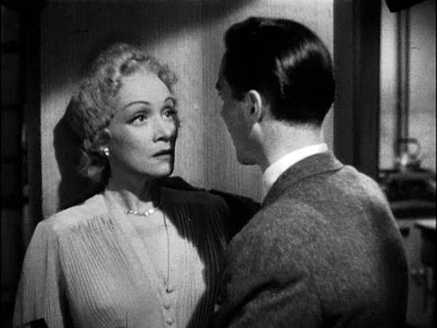 Marlene Dietrich und Richard Todd, Trailer von Alfred Hitchcocks "Stage Fright" | Quelle: Wikimedia Commons Marlene Dietrich und Richard Todd, Trailer von Alfred Hitchcocks "Stage Fright" | Quelle: Wikimedia Commons