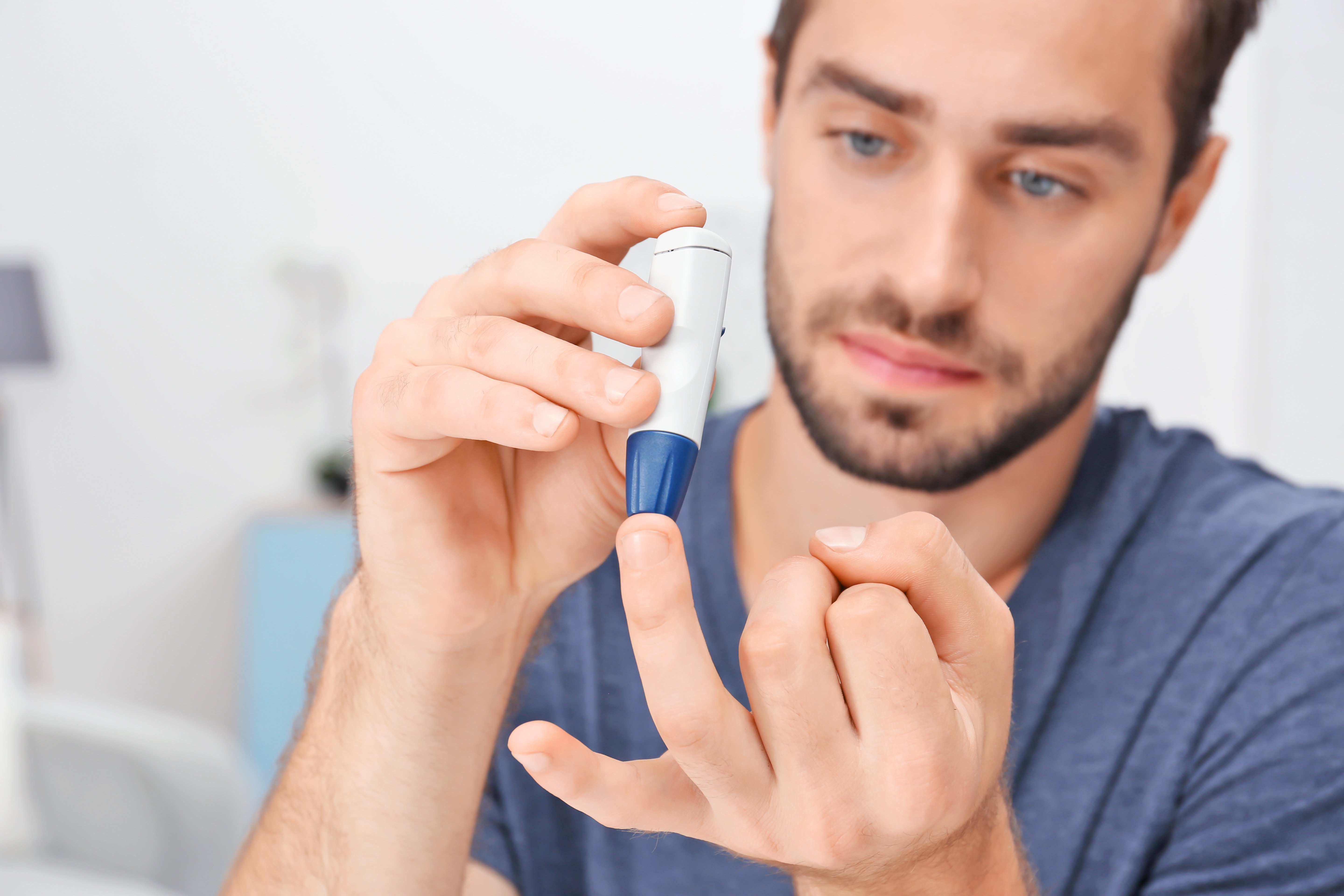 Hombre realizando prueba de insulina | Foto: Shutterstock