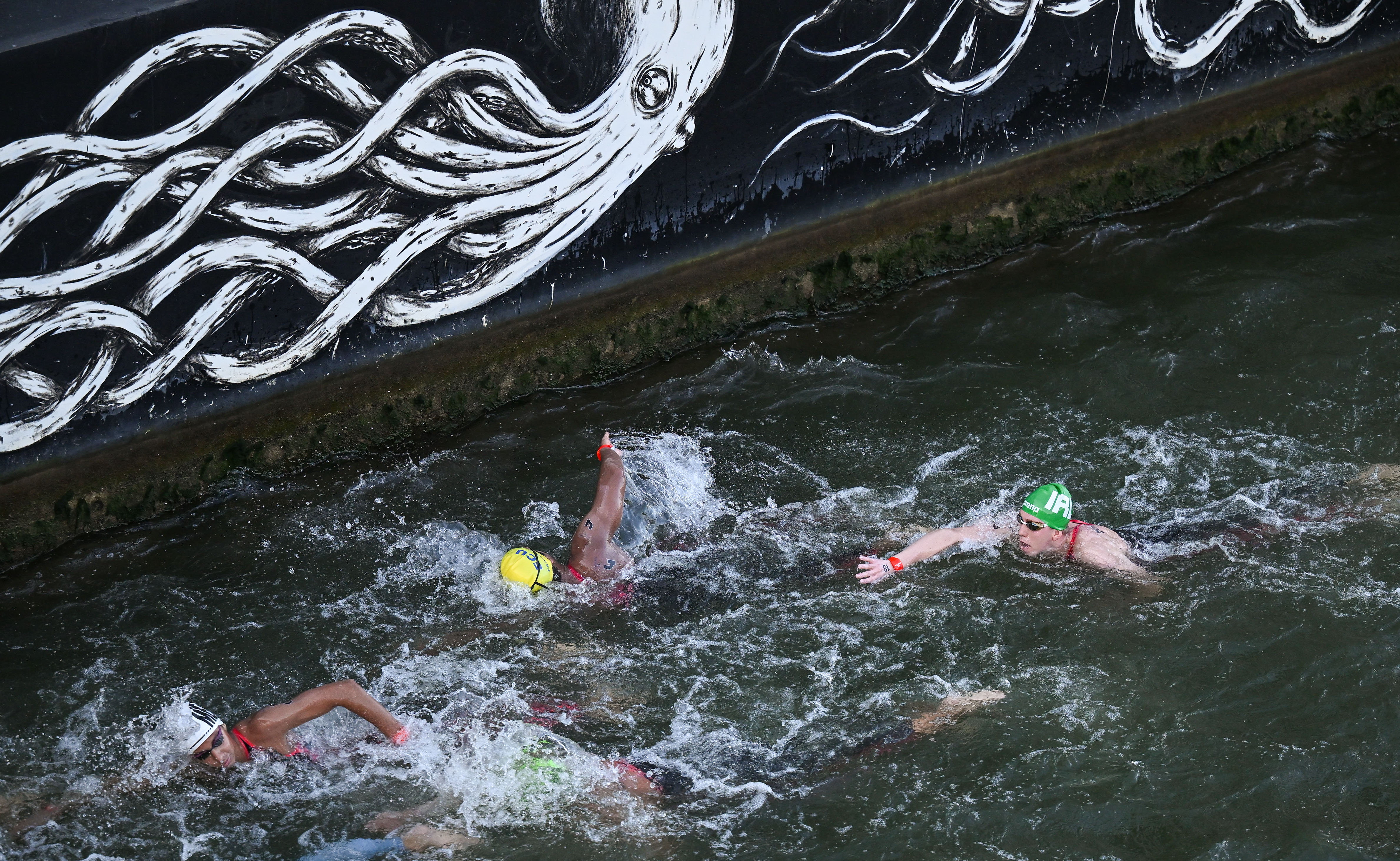 Daniel Wiffen (r) during the Men's 10km Marathon swim at the 2024 Summer Olympic Games in Paris, France, on August 9, 2024 | Source: Getty Images