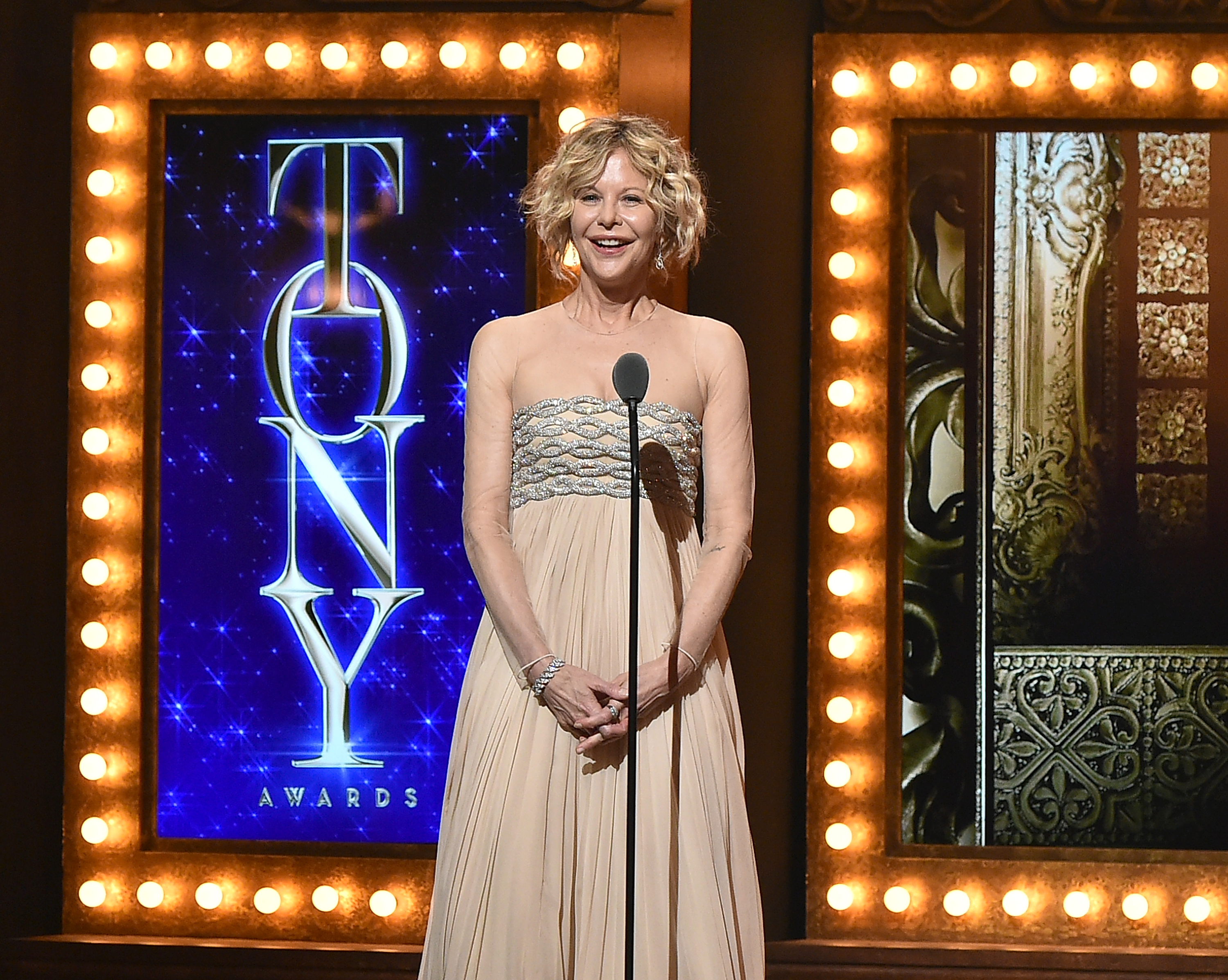 La actriz Meg Ryan habla en el escenario durante la 70 edición de los Premios Tony en el Teatro Beacon el 12 de junio de 2016 en Nueva York. | Foto: Getty Images