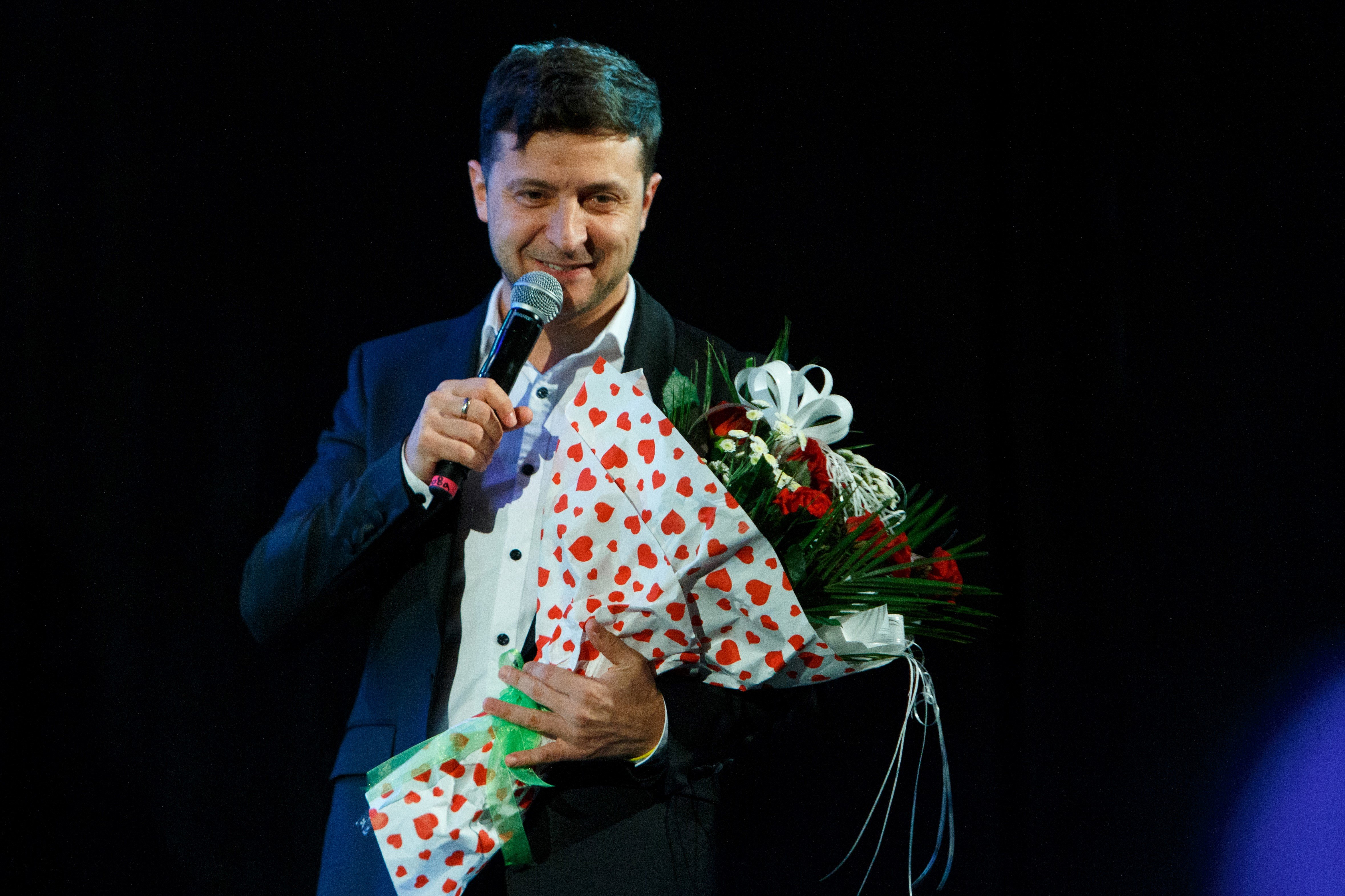 Der ukrainische Präsidentschaftskandidat Wolodymyr Selenskyj nach seinem Auftritt auf der Bühne in Uschhorod, Ukraine, am 9. Februar 2019. | Quelle: Getty Images