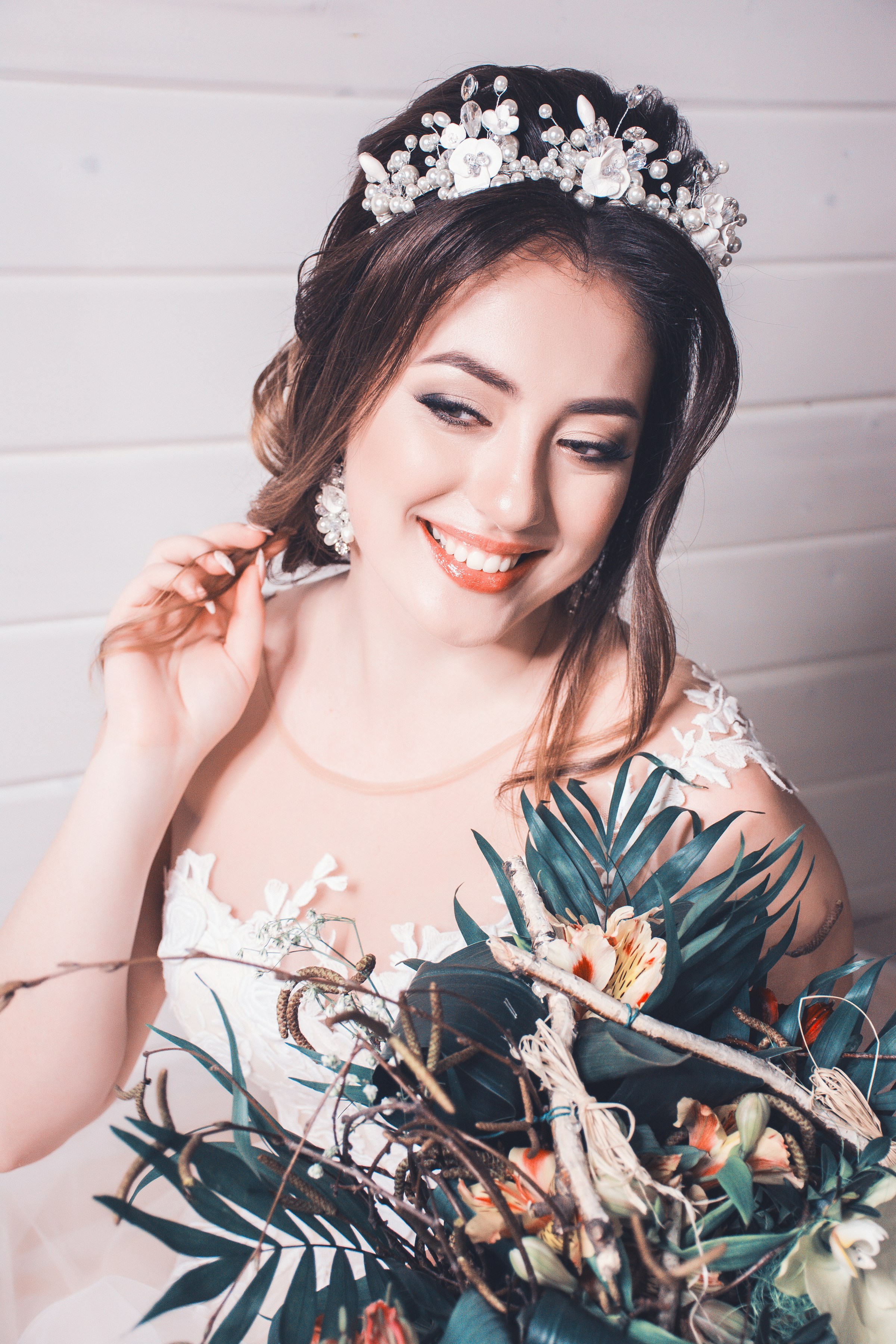 A smiling bride holding a bouquet | Source: Unsplash