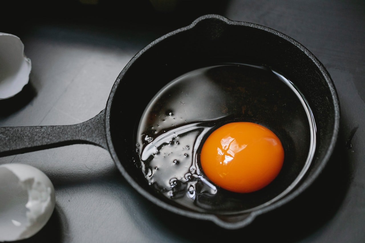 Egg in a cast iron pan | Source: Pexels