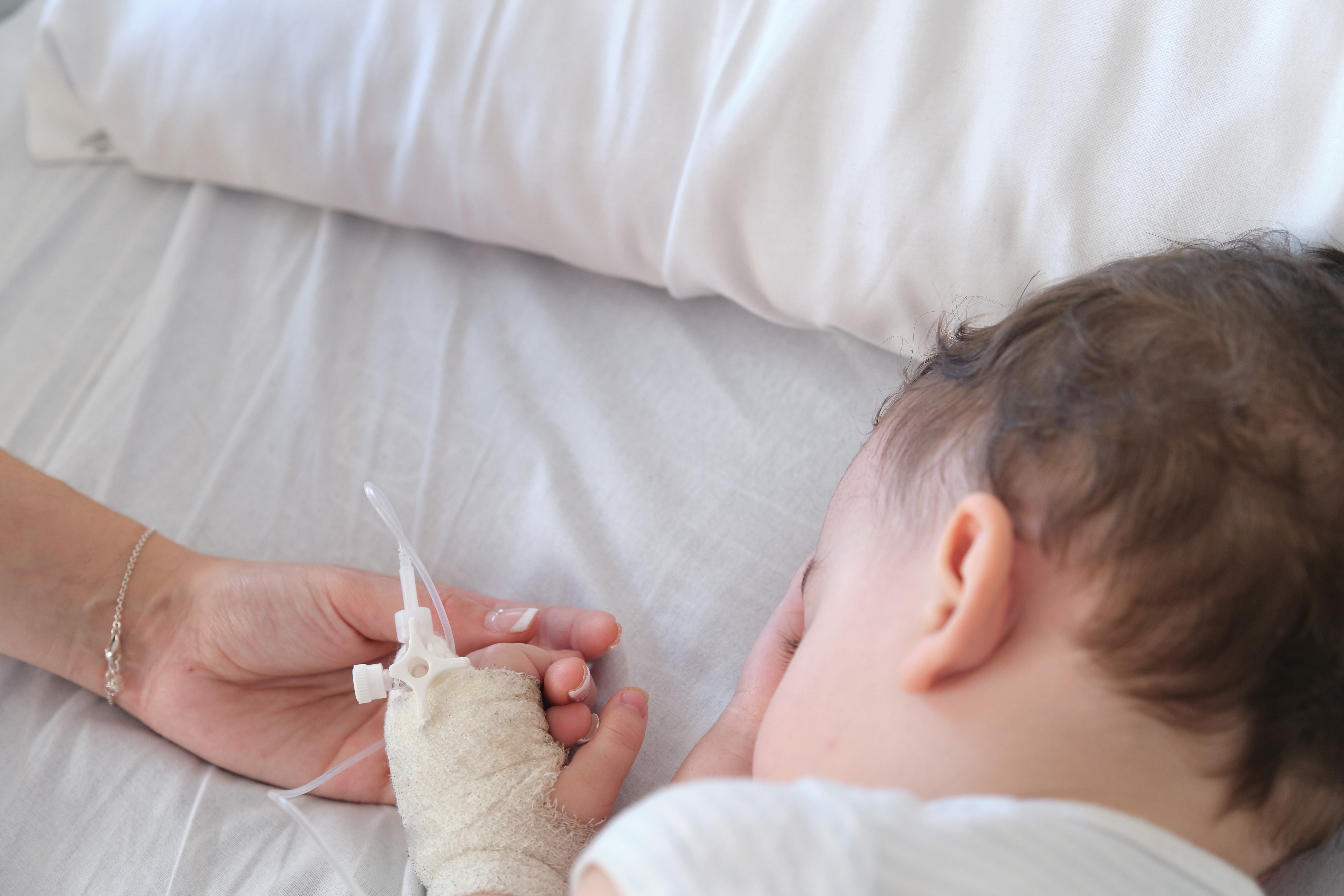 Sick toddler in hospital | Source: Shutterstock