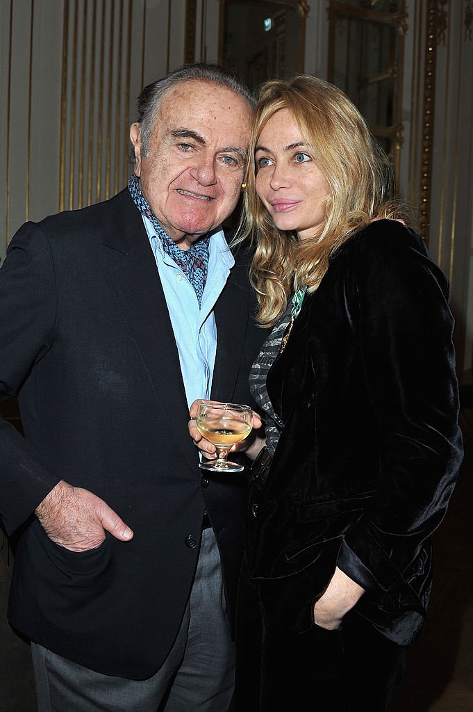 Emmanuelle Beart pose avec son père Guy Beart après avoir été honorée Officier des Arts et des Lettres au Ministère de la Culture à Paris, France. Photo : Getty Images Emmanuelle Beart pose avec son père Guy Beart après avoir été honorée Officier des Arts et des Lettres au Ministère de la Culture à Paris, France. Photo : Getty Images