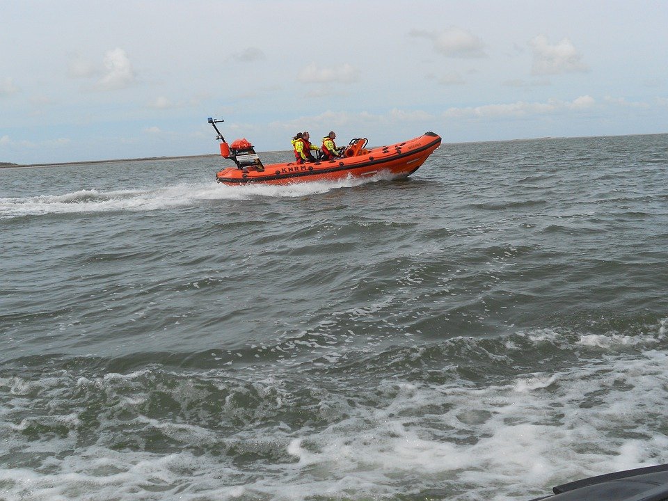 Coast guard searching in the sea | Source: Pixabay