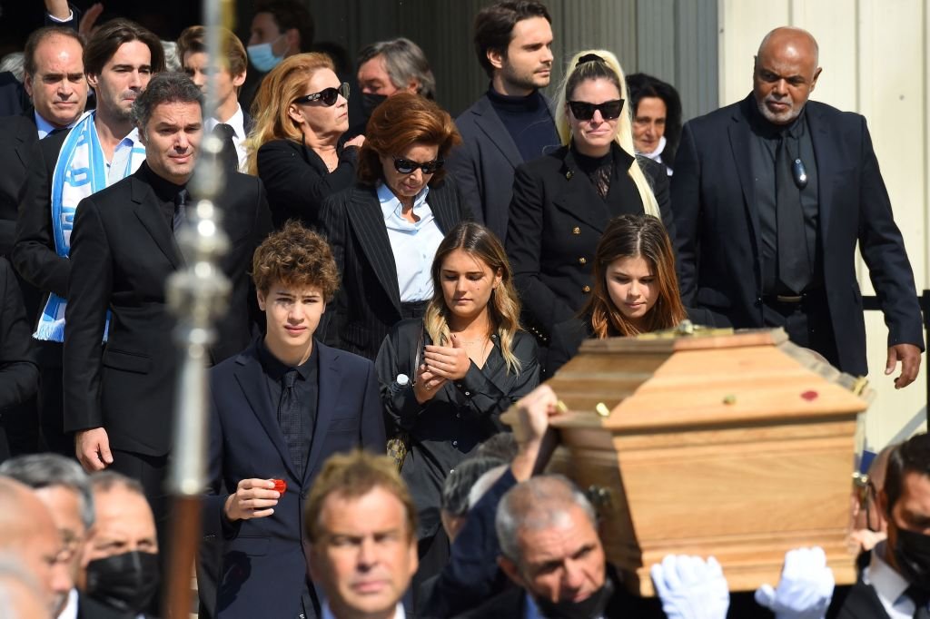 Les proches de Bernard Tapie portant son cerceuil. | Photo : Getty Images