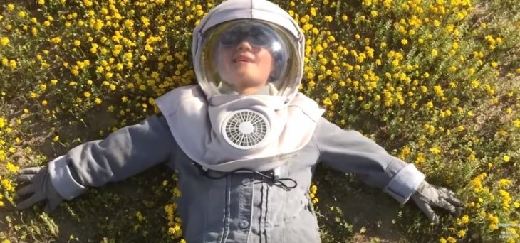 Niño usa traje especial contra rayos UV | Foto: YouTube/InsideEdition
