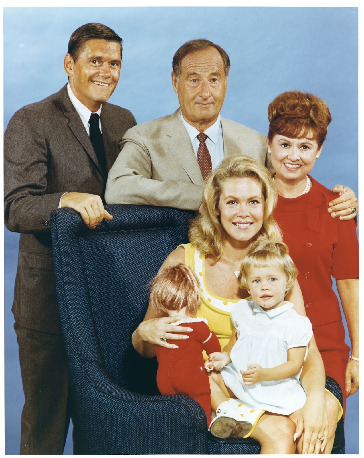 The young star and the cast of "Bewitched" circa 1966. | Source: Getty Images