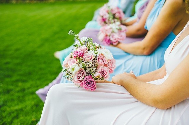Bridemaids holding flowers at a wedding | Photo: Pixabay