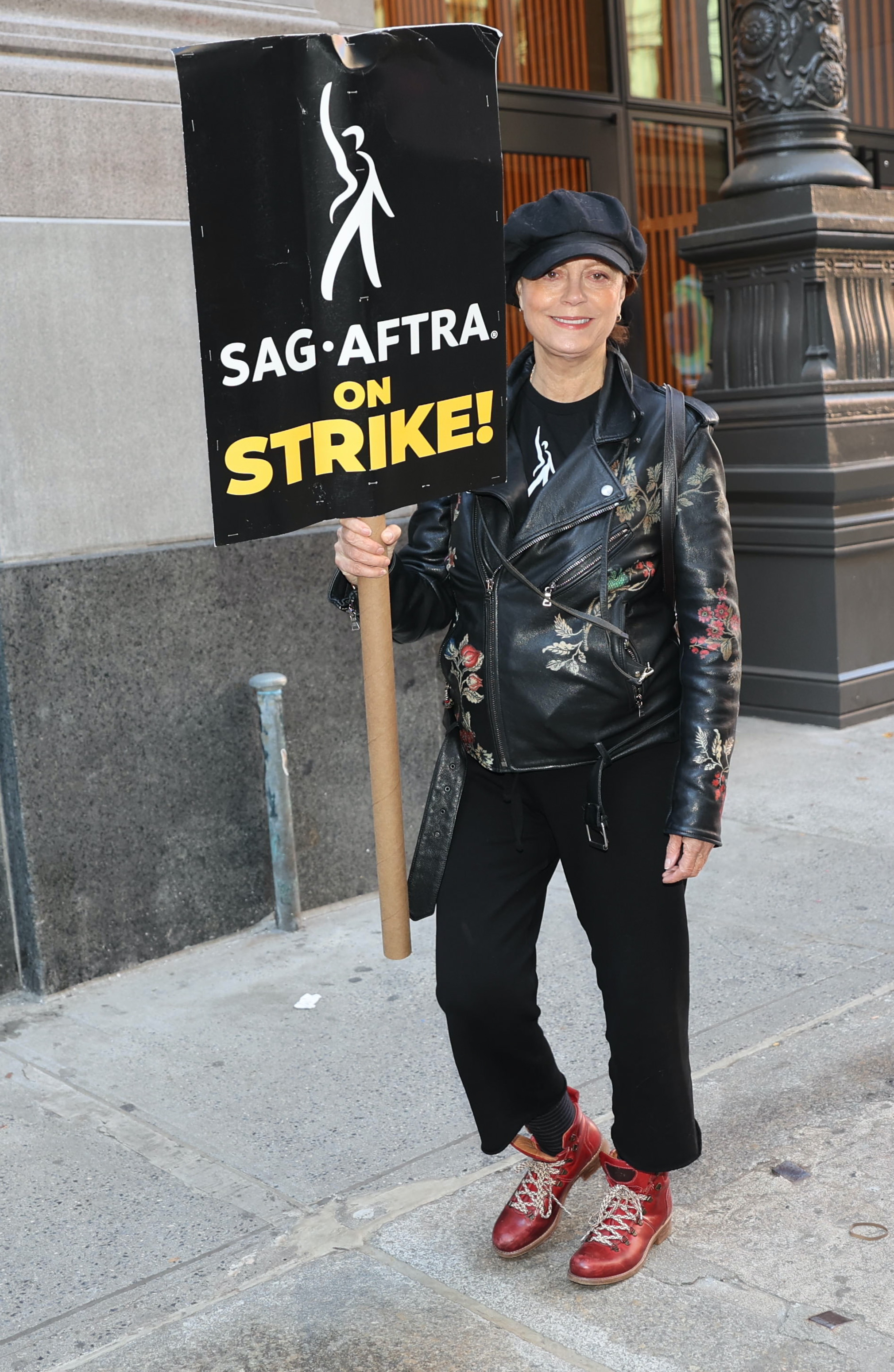 Susan Sarandon at the SAG-AFTRA picket line in New York City on November 6, 2023 | Source: Getty Images